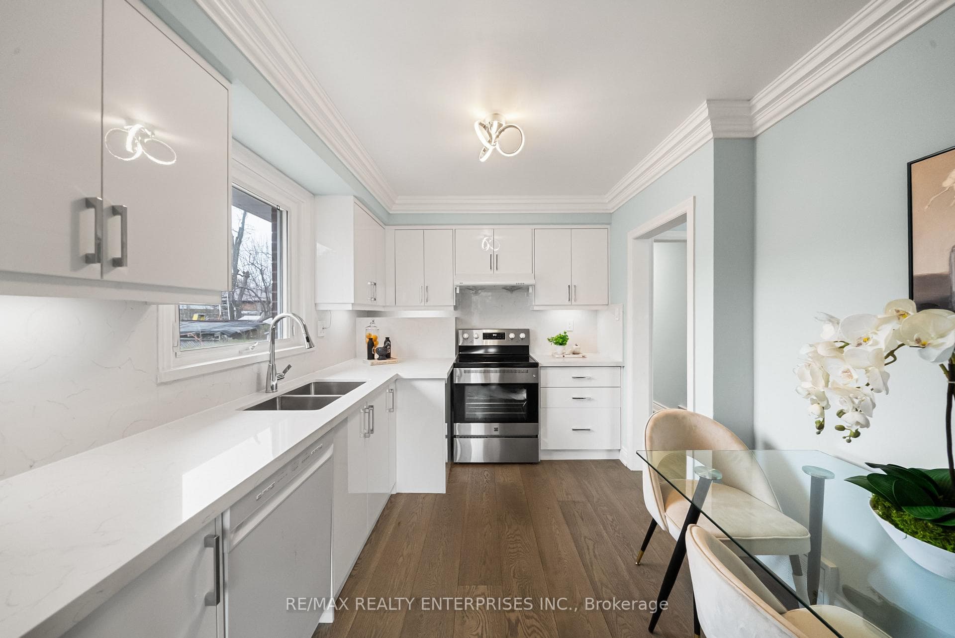 995 Garrard Avenue, Mississauga, ON L5E 1L4 - Photo 1
