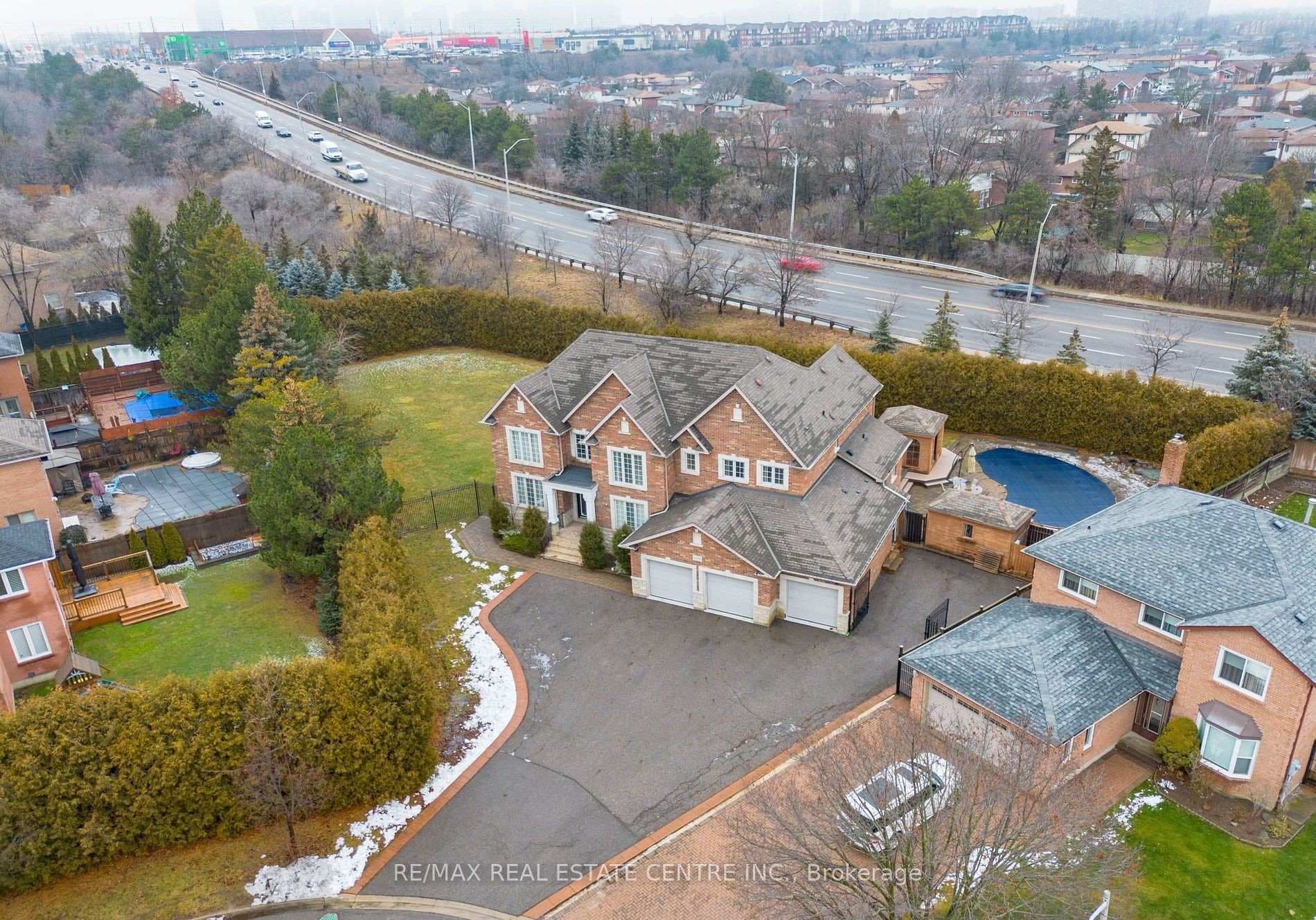2489 Olinda Court, Mississauga, ON L5C 4P5 - Photo 1