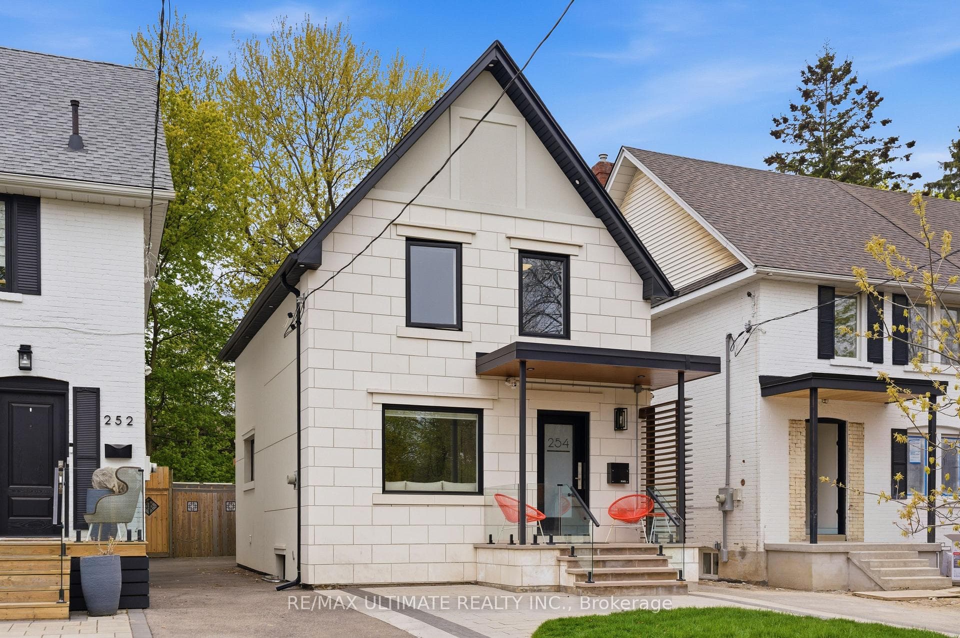 254 Airdrie Road, Flemingdon Park / Don Mills, ON M4G 1N1 - Photo 1