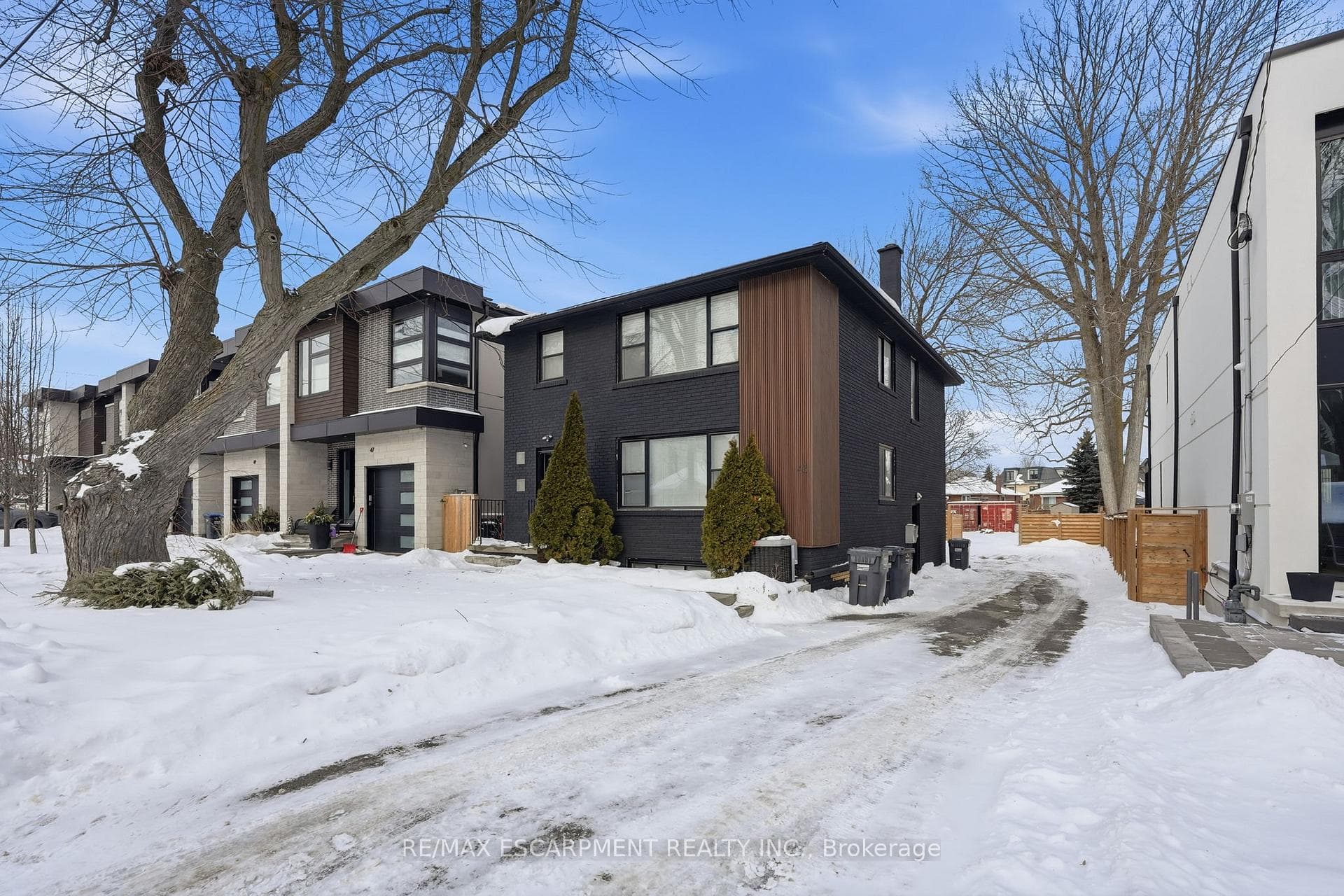 43 Broadview Avenue, Mississauga, ON L5H 2S8 - Photo 1
