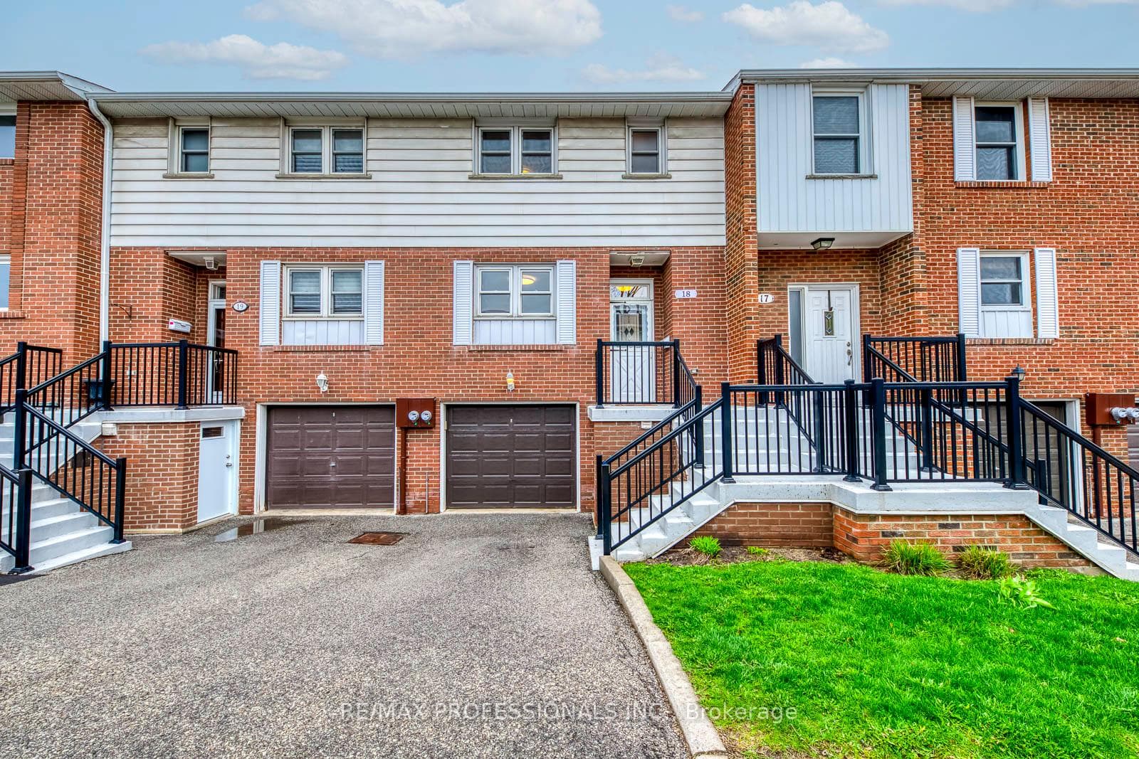 17 Centennial Park Road Unit 18, Etobicoke (Islington / Rexdale), ON M9C 4W8 - Photo 1