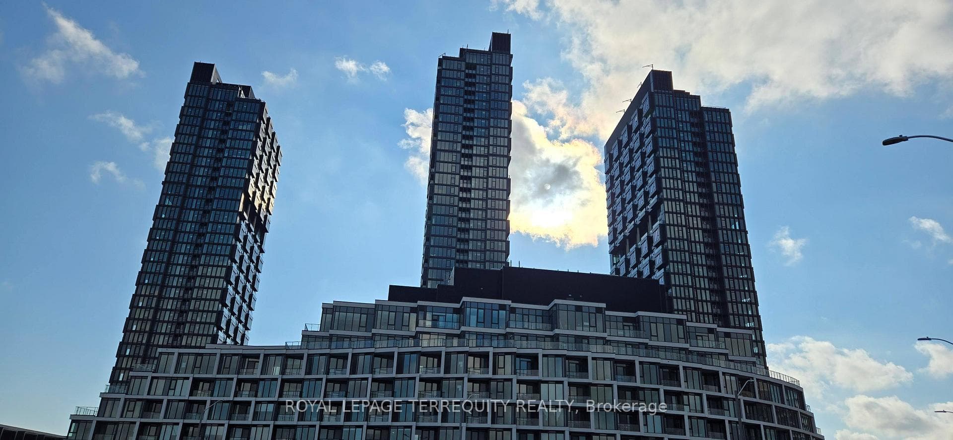 1 Quarrington Lane Unit 1215, Don Mills / Parkwoods / Victoria Village, ON M3C 0S4 - Photo 1