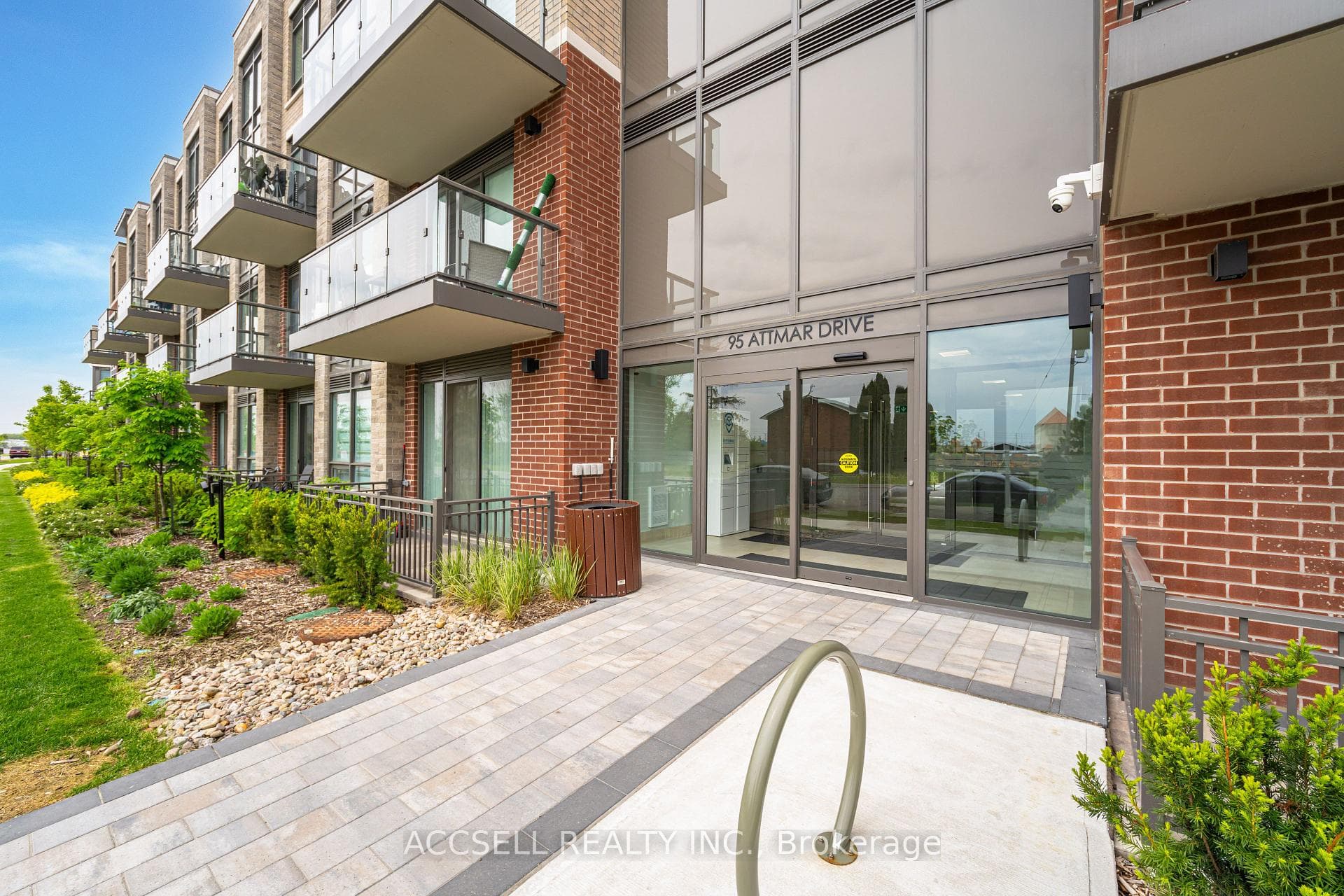 95 Attmar Drive Unit 206, Brampton, ON L6P 0Y6 - Photo 1