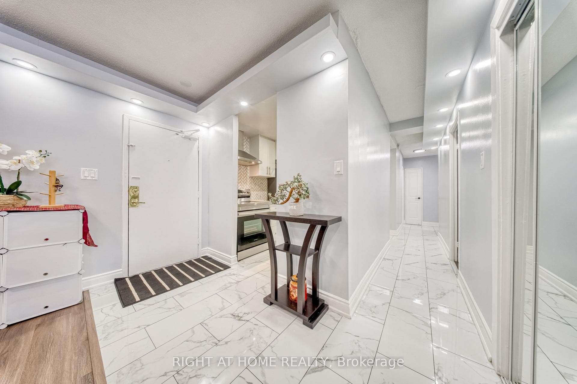 320 Dixon Road Unit 2014, Etobicoke (Kingsview Village / Humber Heights), ON M9R 1S8 - Photo 1