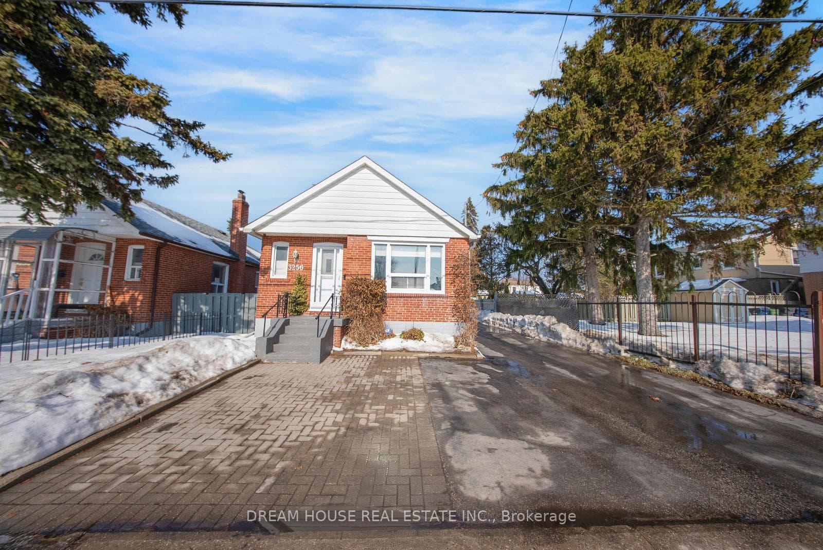 3256 St Clair Avenue, Dorset Park / Kennedy Park, ON M1L 1V8 - Photo 1