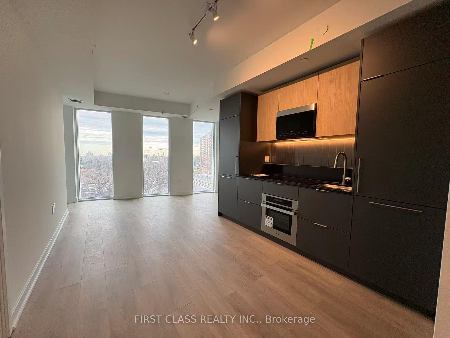 1 Fairview Road Unit 519, Mississauga, ON L5A 0B4 - Photo 1