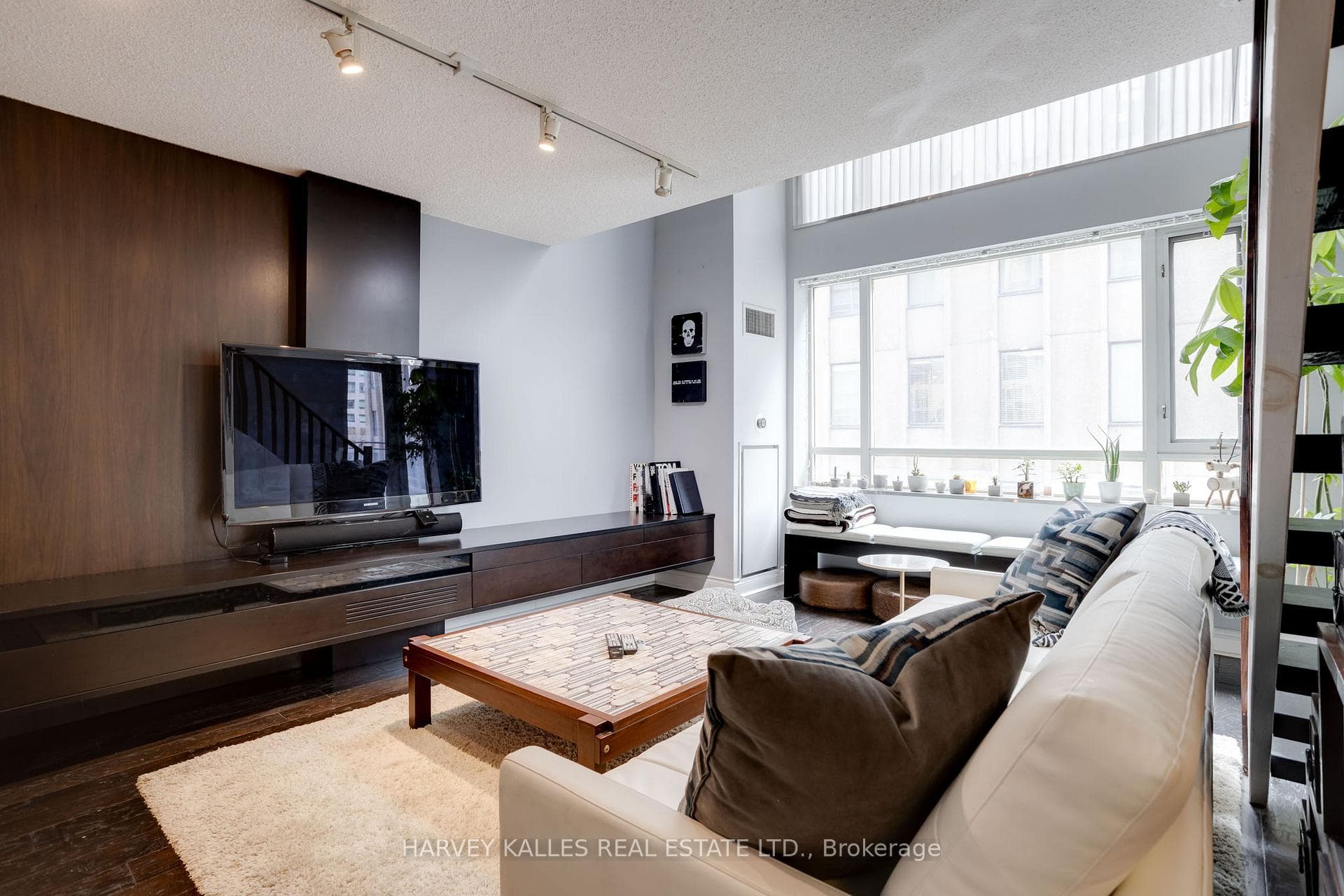 80 Cumberland Street Unit 703, Annex / Yorkville / Summerhill, ON M5R 3V1 - Photo 1