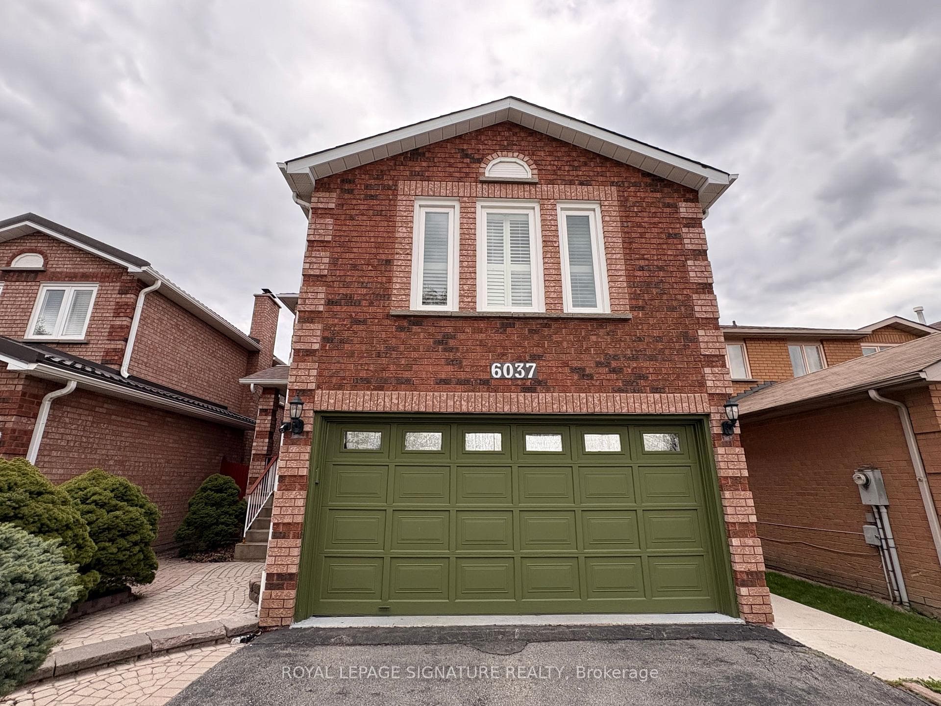 6037 Duford Drive Unit Main, Mississauga, ON L5V 1A8 - Photo 1