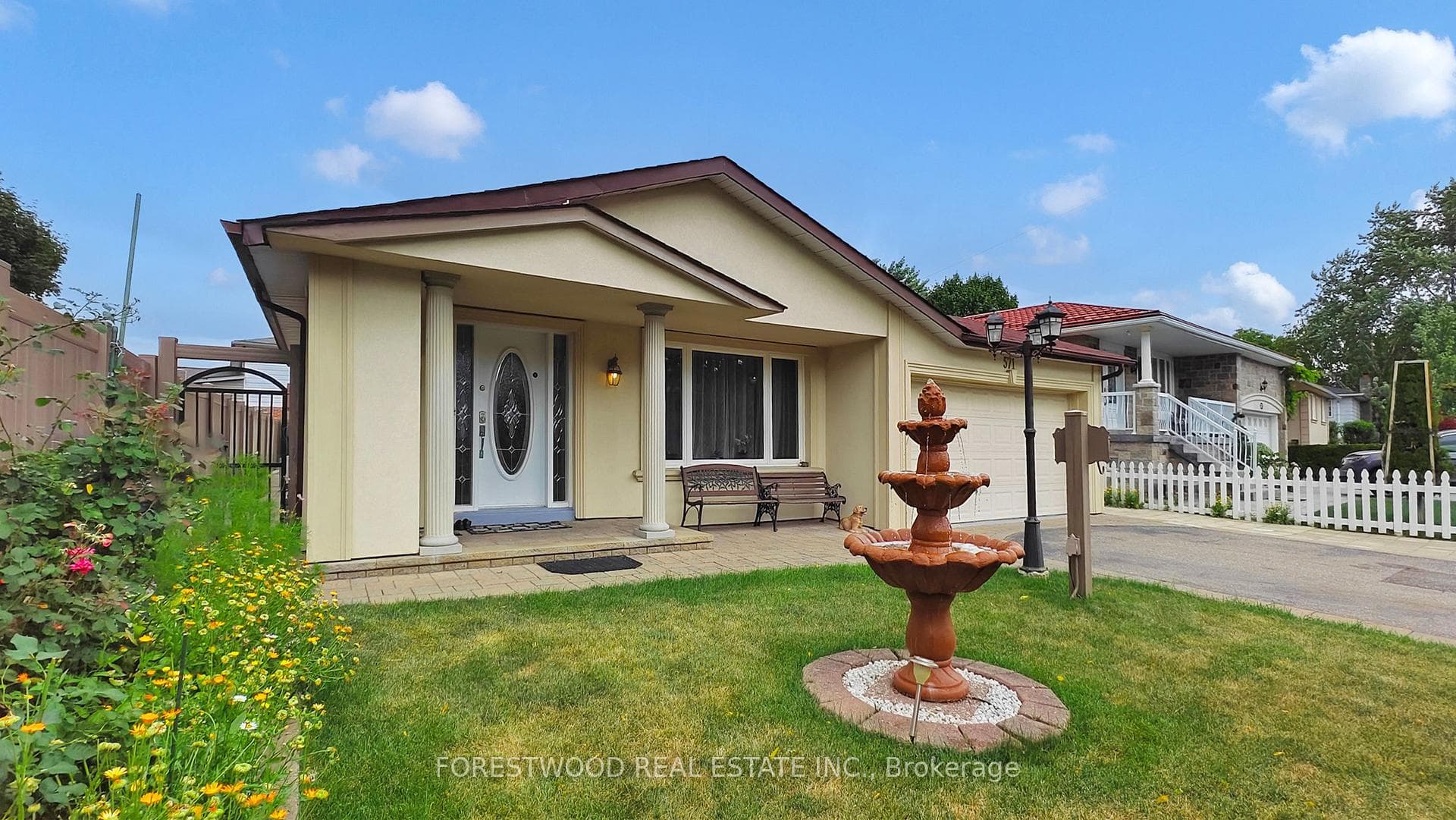 571 Silver Creek Boulevard, Mississauga, ON L5A 2B6 - Photo 1