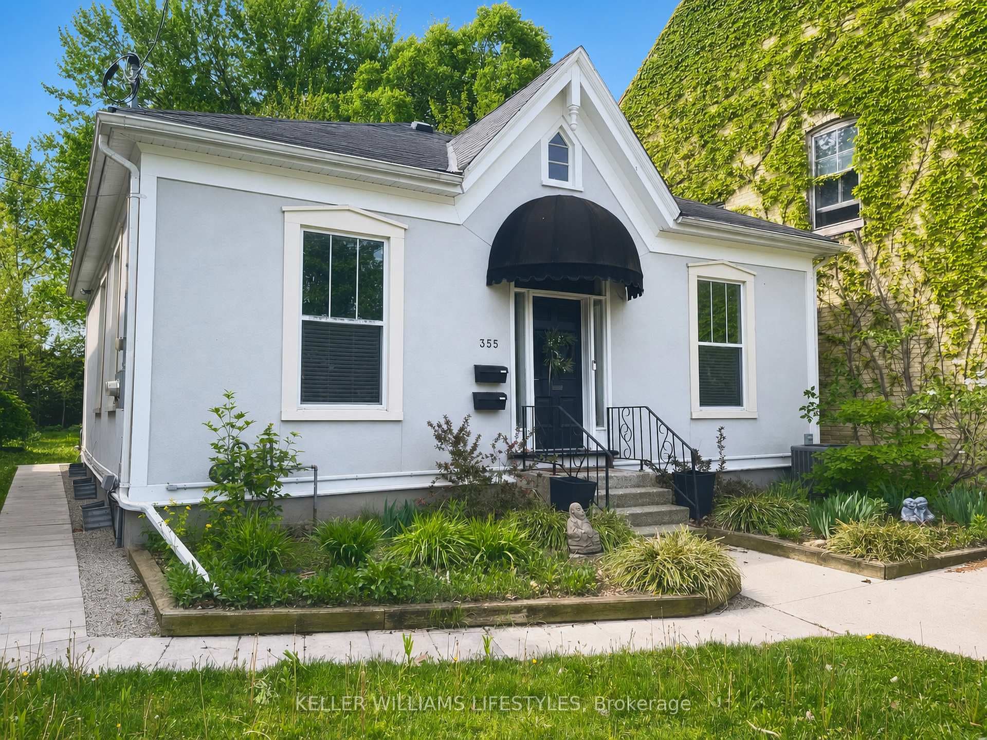Ontario cottage with 2 tandem parking spaces