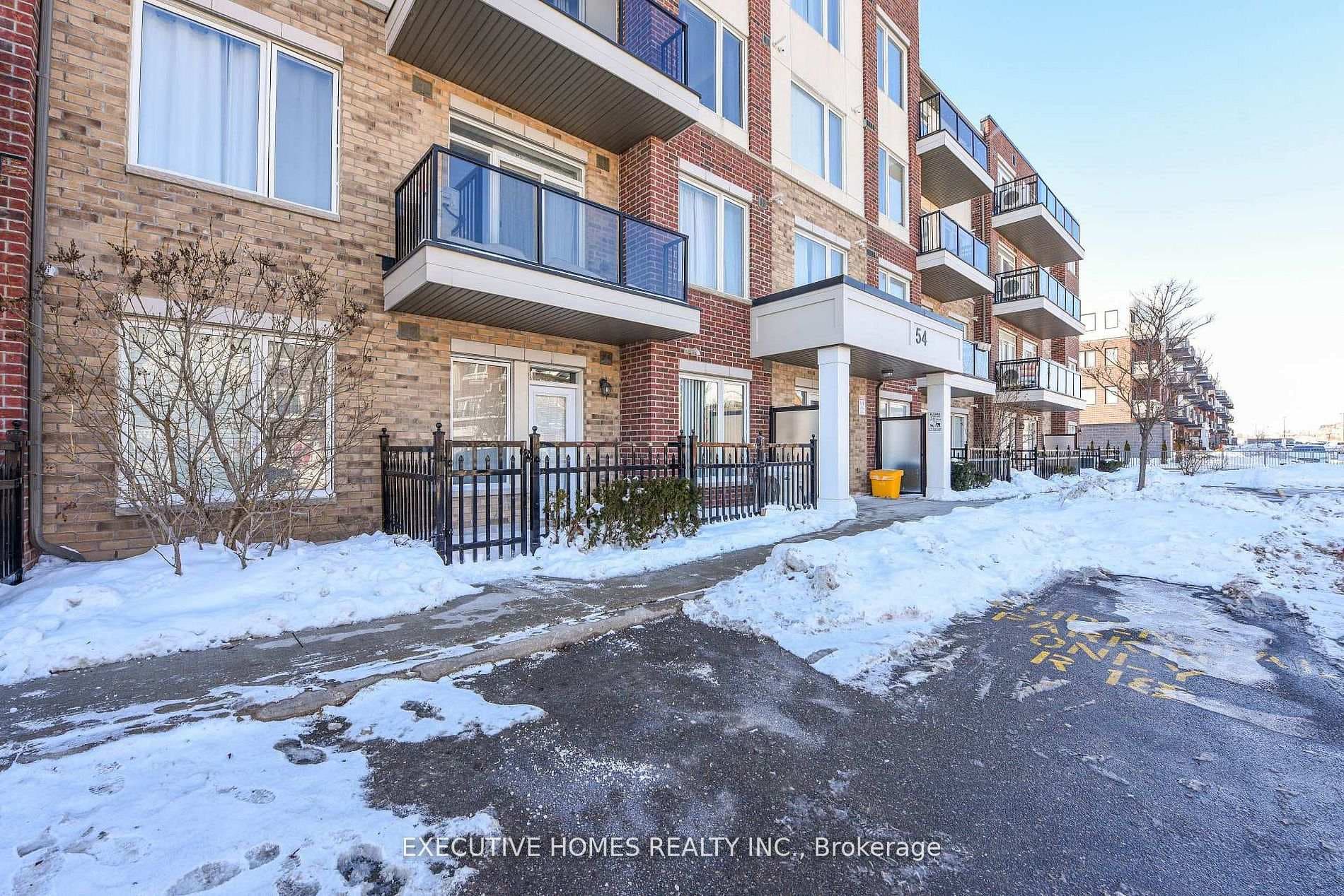 54 Sky Harbour Drive Unit 101, Brampton, ON L5Y 6B9 - Photo 1