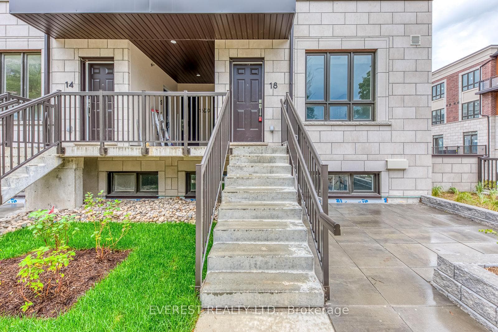 4045 Hickory Drive Unit 18, Mississauga, ON L4W 0G6 - Photo 1