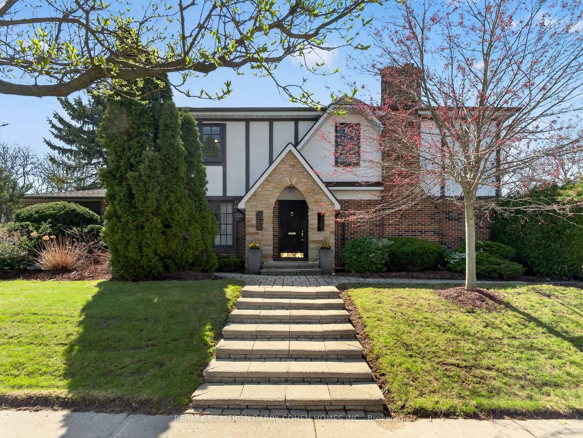 25 Harlington Road, Don Mills / Parkwoods / Victoria Village, ON M3B 3G3 - Photo 1