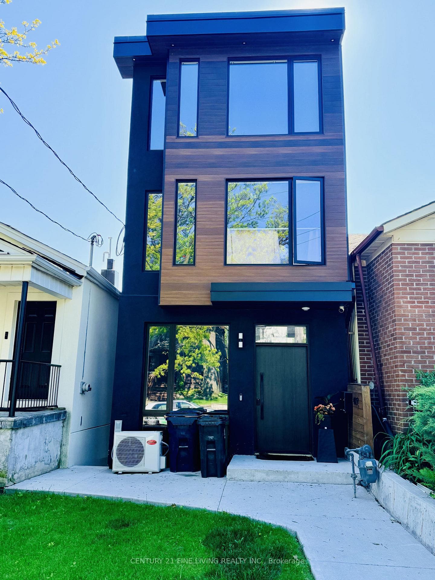 402 Mcroberts Avenue, Keelesdale / Eglinton West, ON M6E 4R2 - Photo 1