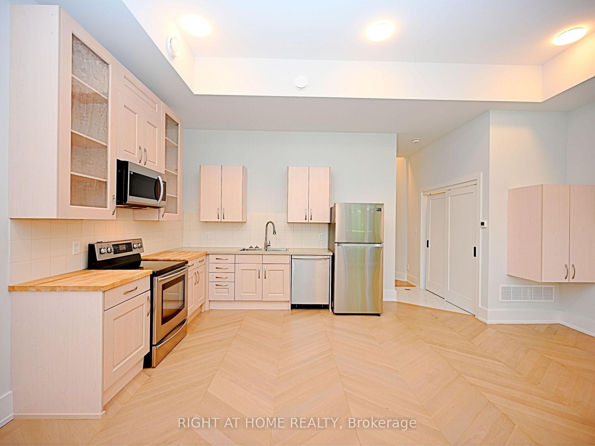 50B Woodlawn Avenue, Mississauga, ON L5G 3K6 - Photo 1