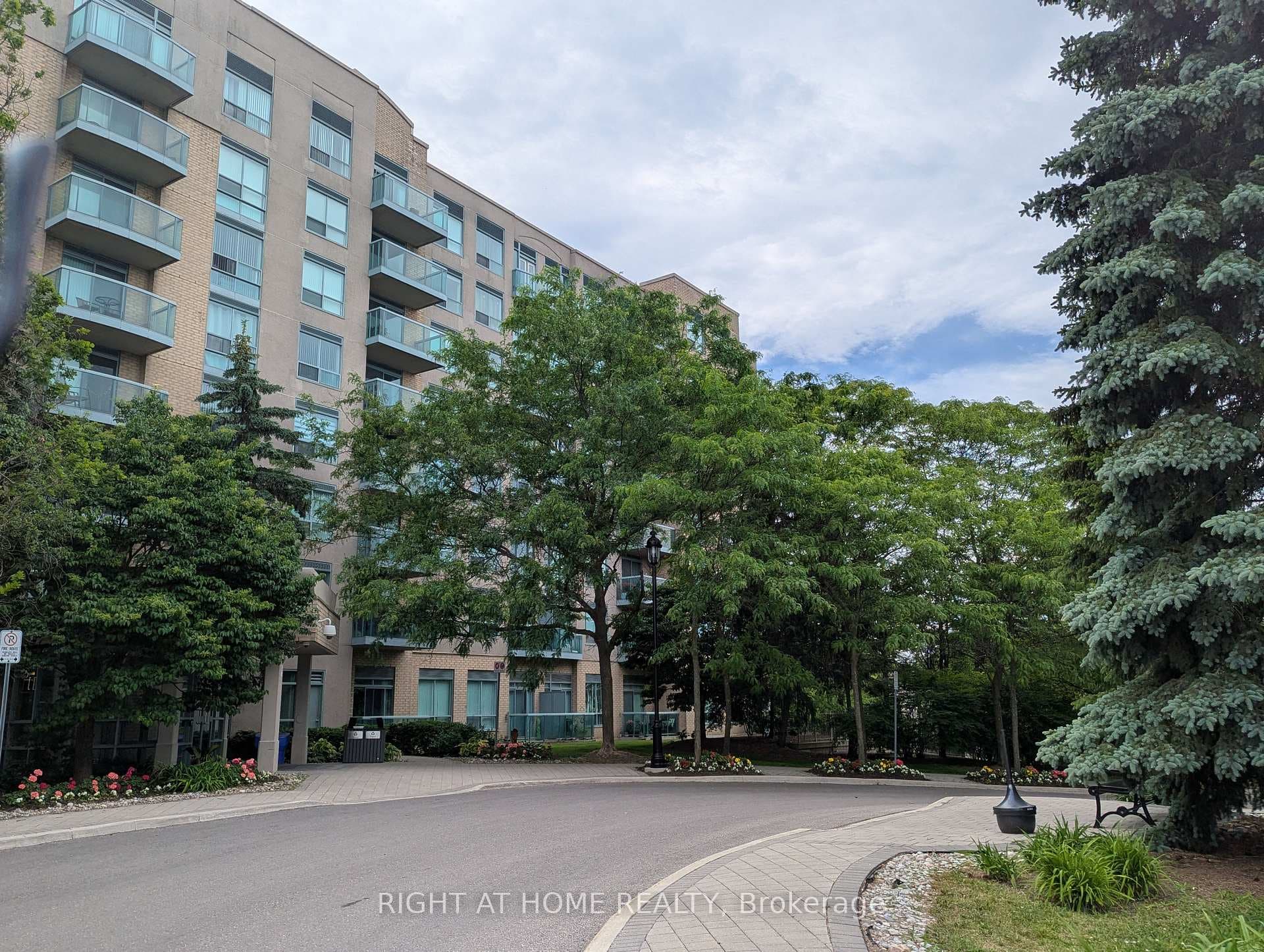 3 Ellesmere Street Unit 107, Richmond Hill, ON L4B 4N2 - Photo 1