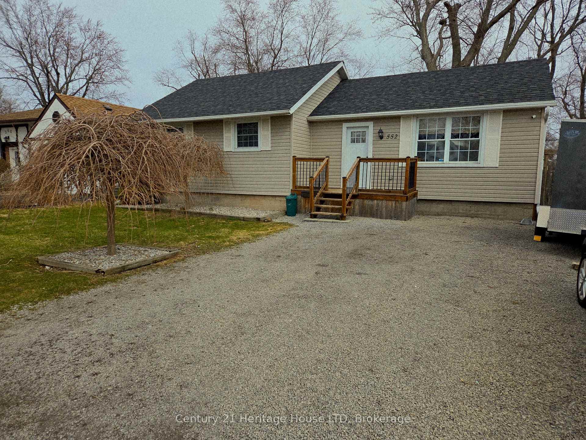 552 Lakeview Road, Fort Erie, ON L2A 4W6 - Photo 1