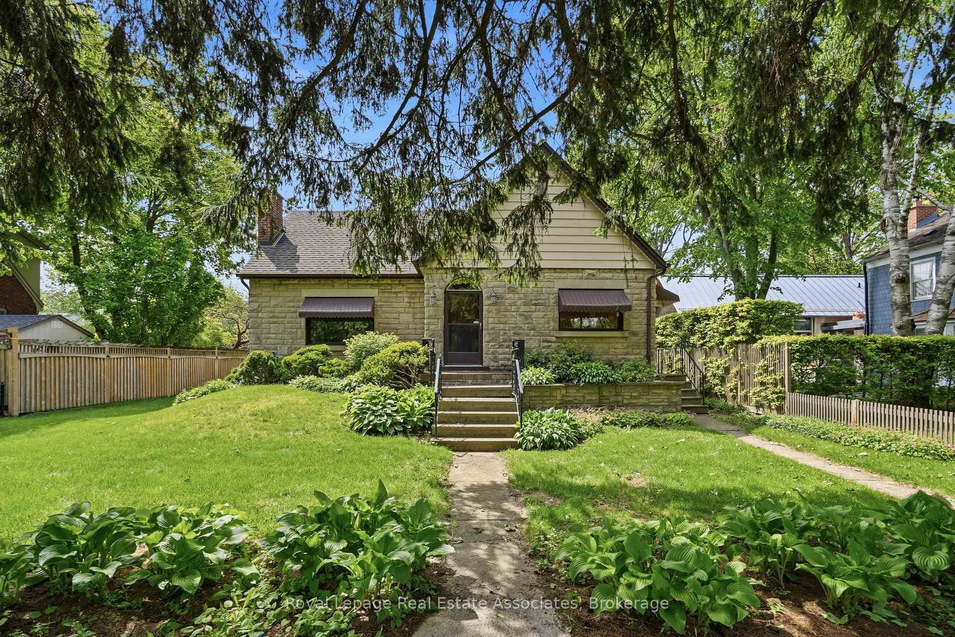 12 Parkview Row, Hamilton, ON L9H 2R9 - Photo 1