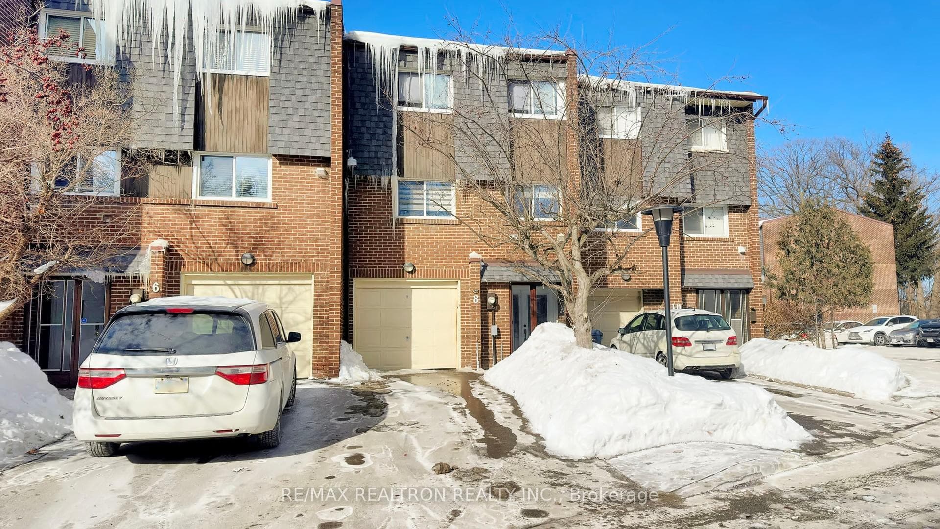 8 Windy Golfway, Flemingdon Park / Don Mills, ON M3C 3A7 - Photo 1