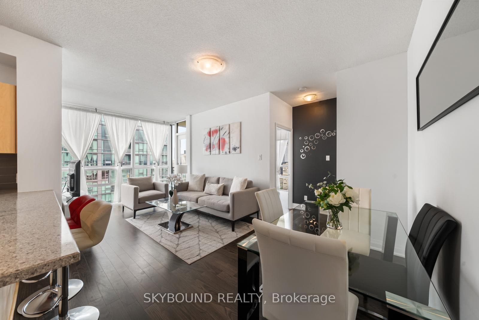 Open Concept 9Ft Ceilings