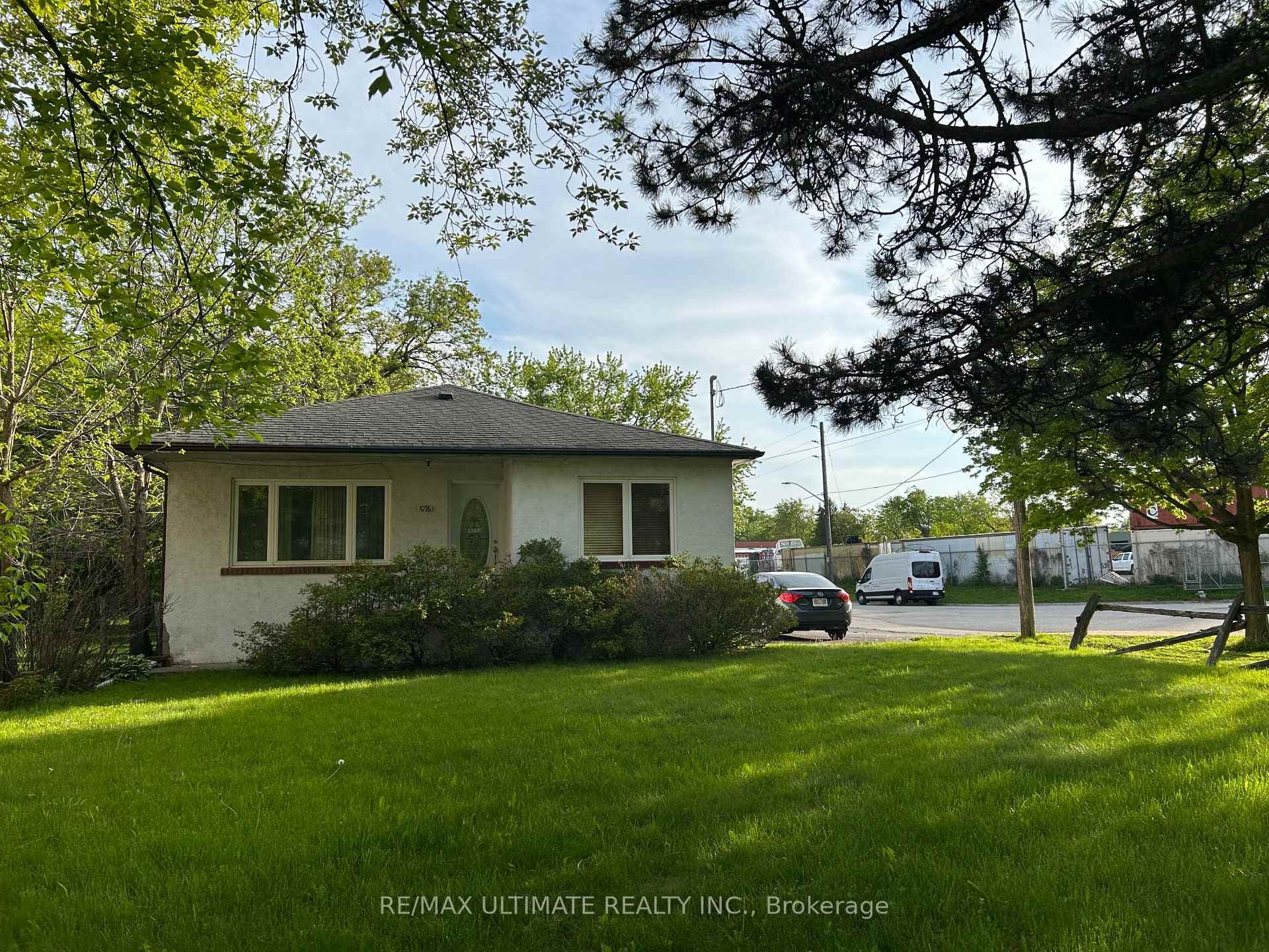 1076 Dixie Road, Mississauga, ON L5E 2P4 - Photo 1