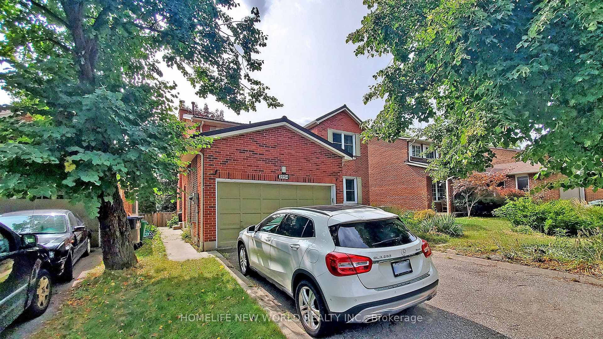 front driveway to side pathway
