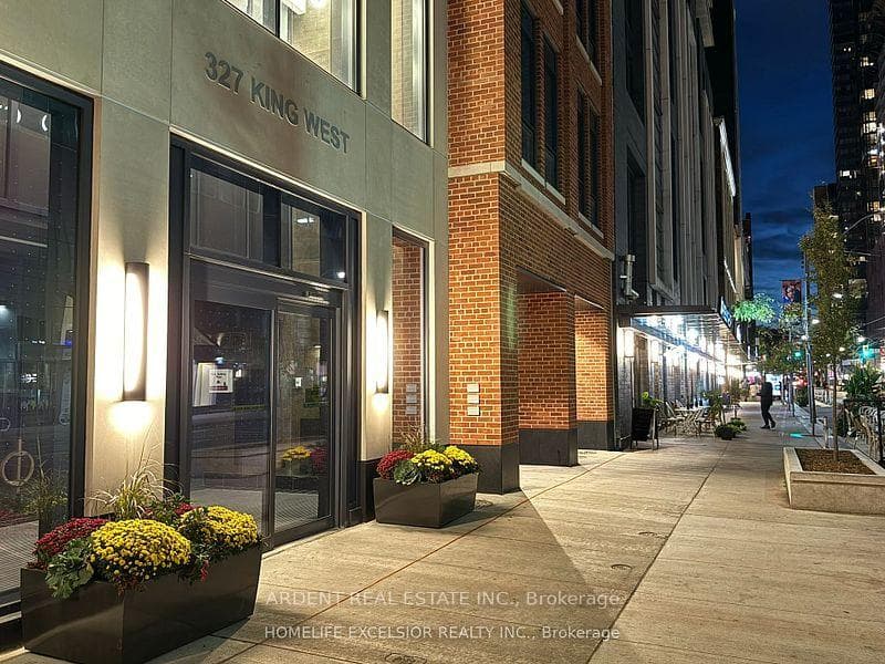 327 King Street Unit 3902, Downtown Toronto / Waterfront, ON M5V 0W7 - Photo 1