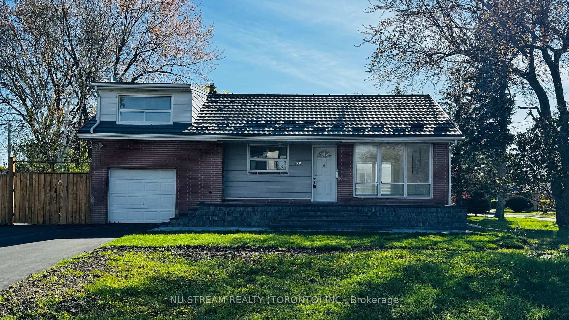 261 Essex Avenue, Richmond Hill