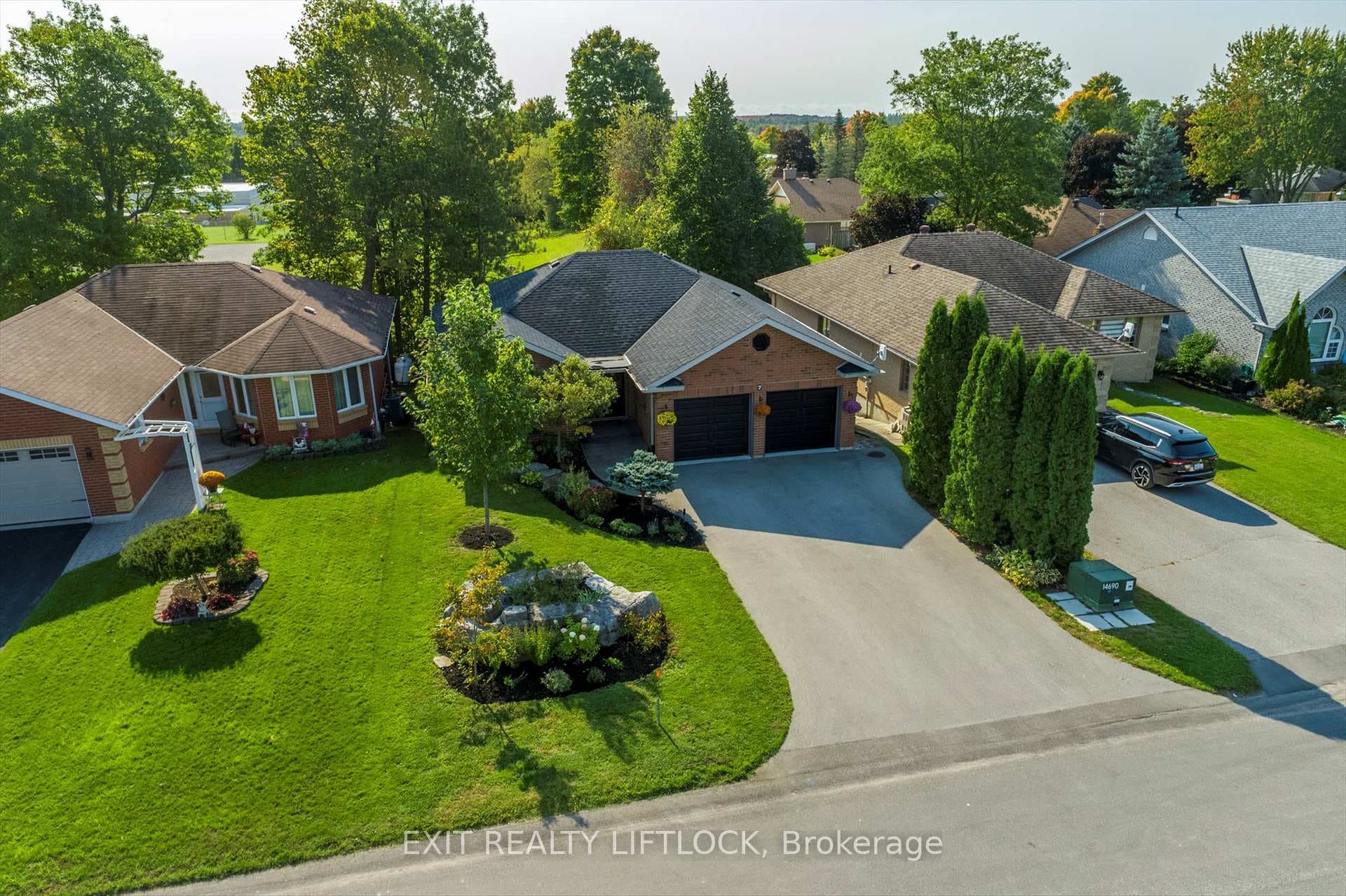 Meticulously maintained yard!