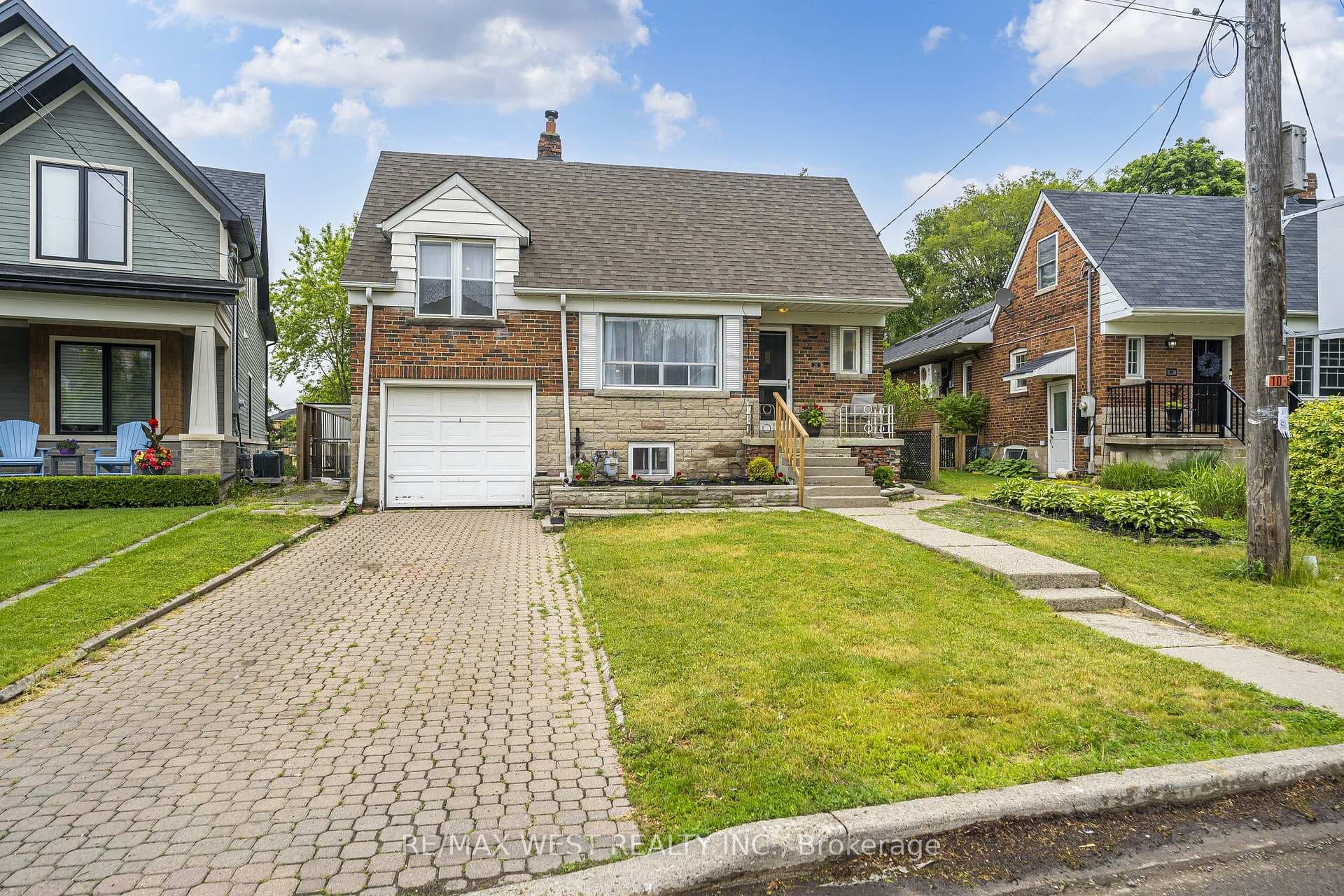 26 Parkland Road, Birch Cliff / Cliffside
