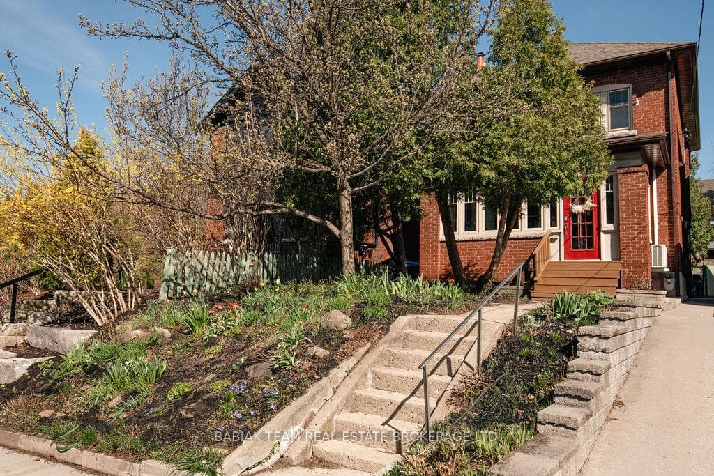 30 Woodside Avenue, Toronto W02