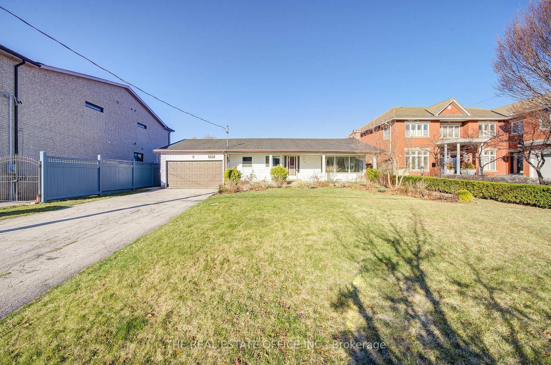 128 Fairglen Avenue, Toronto E05