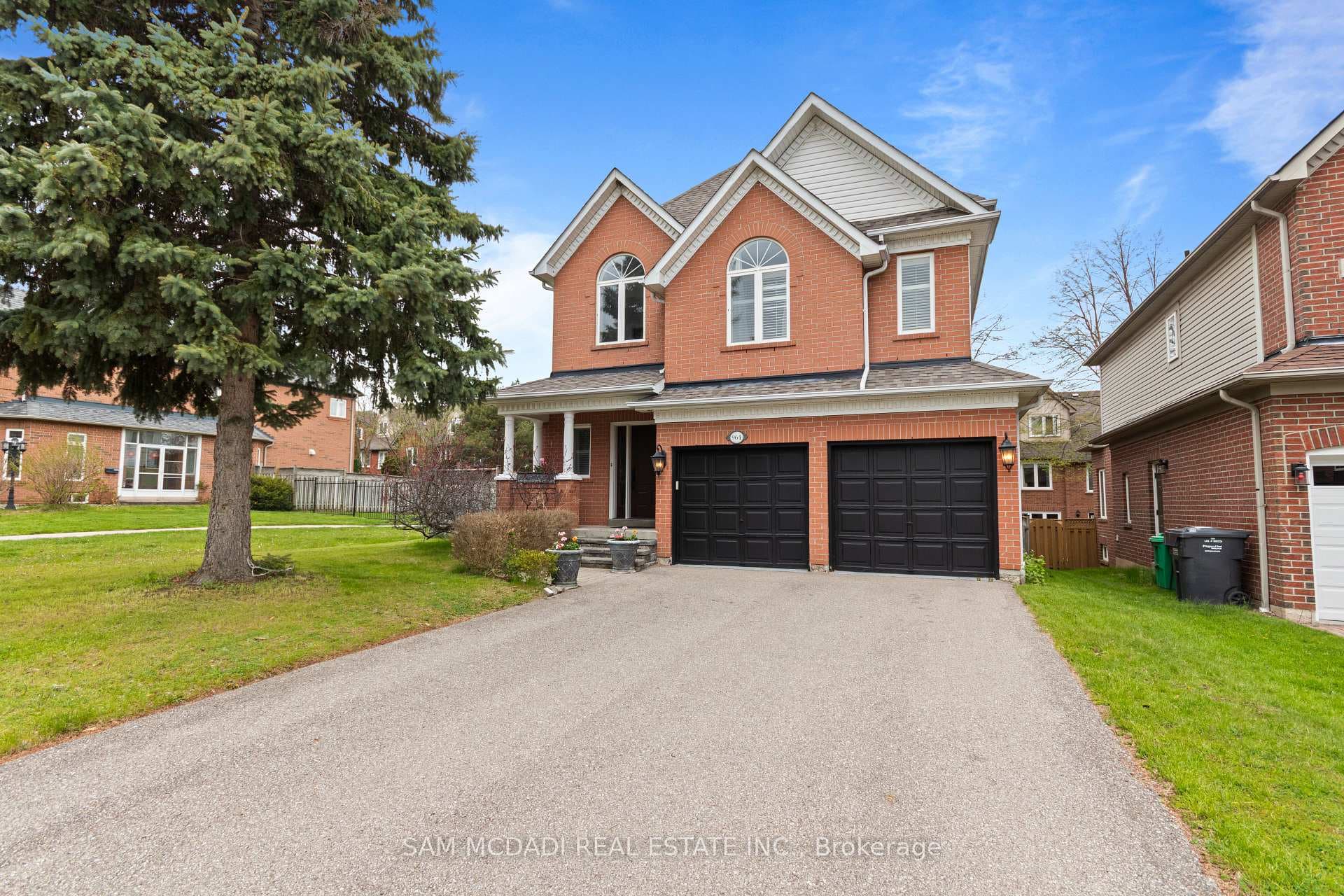 964 Queen Street, Mississauga, ON L5H 4J7 - Photo 1