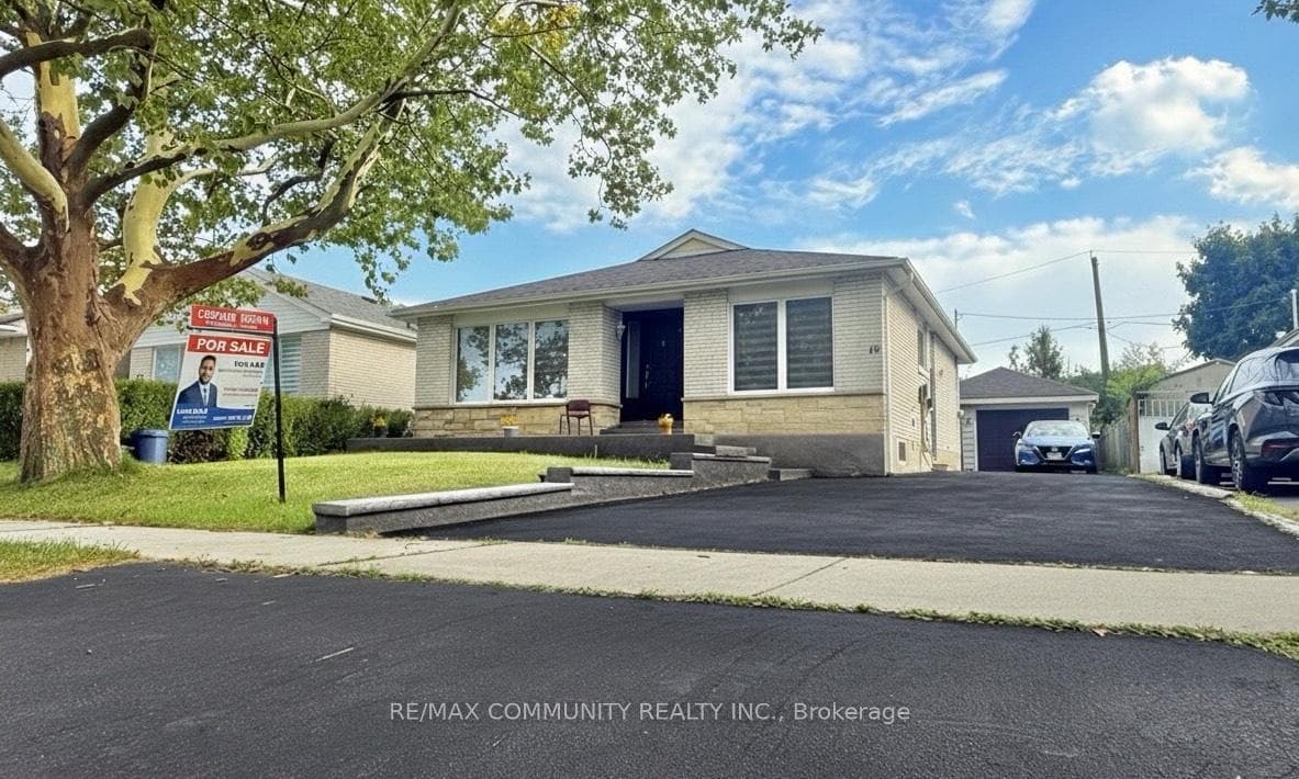 15 Strathavon Drive, Etobicoke (West Mall / Rexdale), ON M9V 2H4 - Photo 1