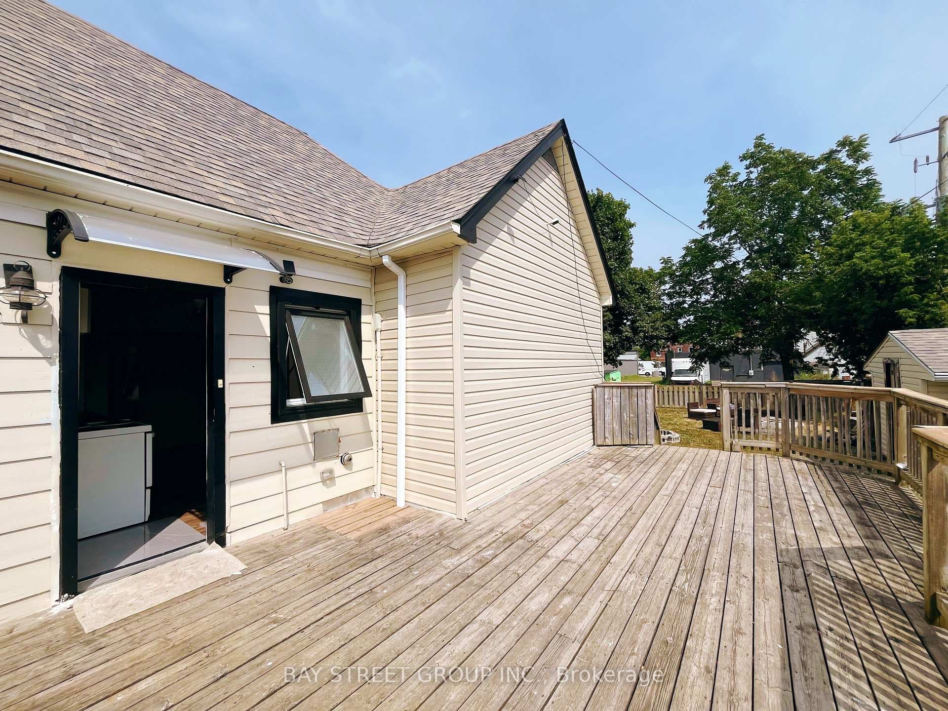 Entrance & Exclusive Deck