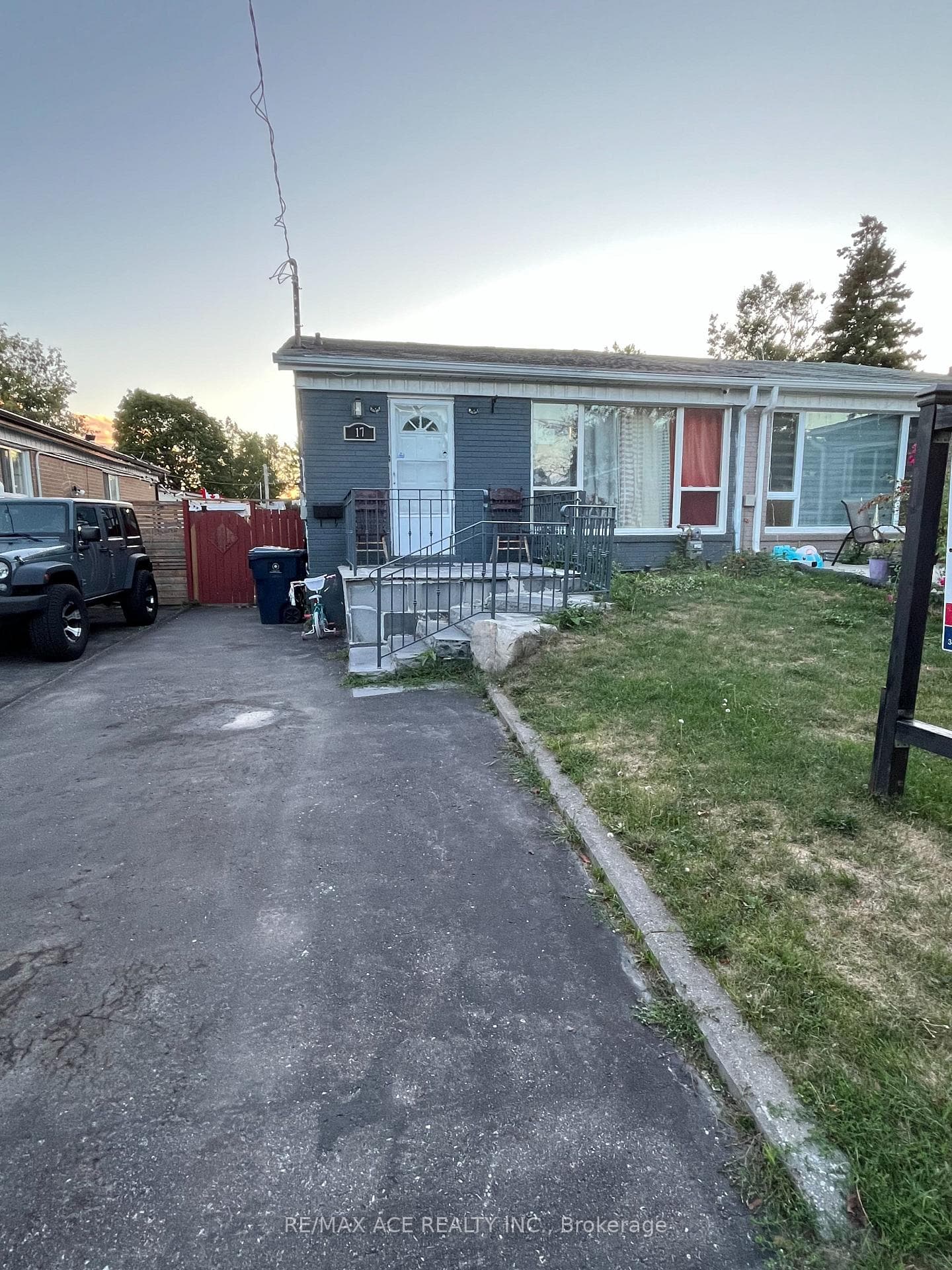 17 Huddleston Court, Dorset Park / Kennedy Park, ON M1L 4L1 - Photo 1
