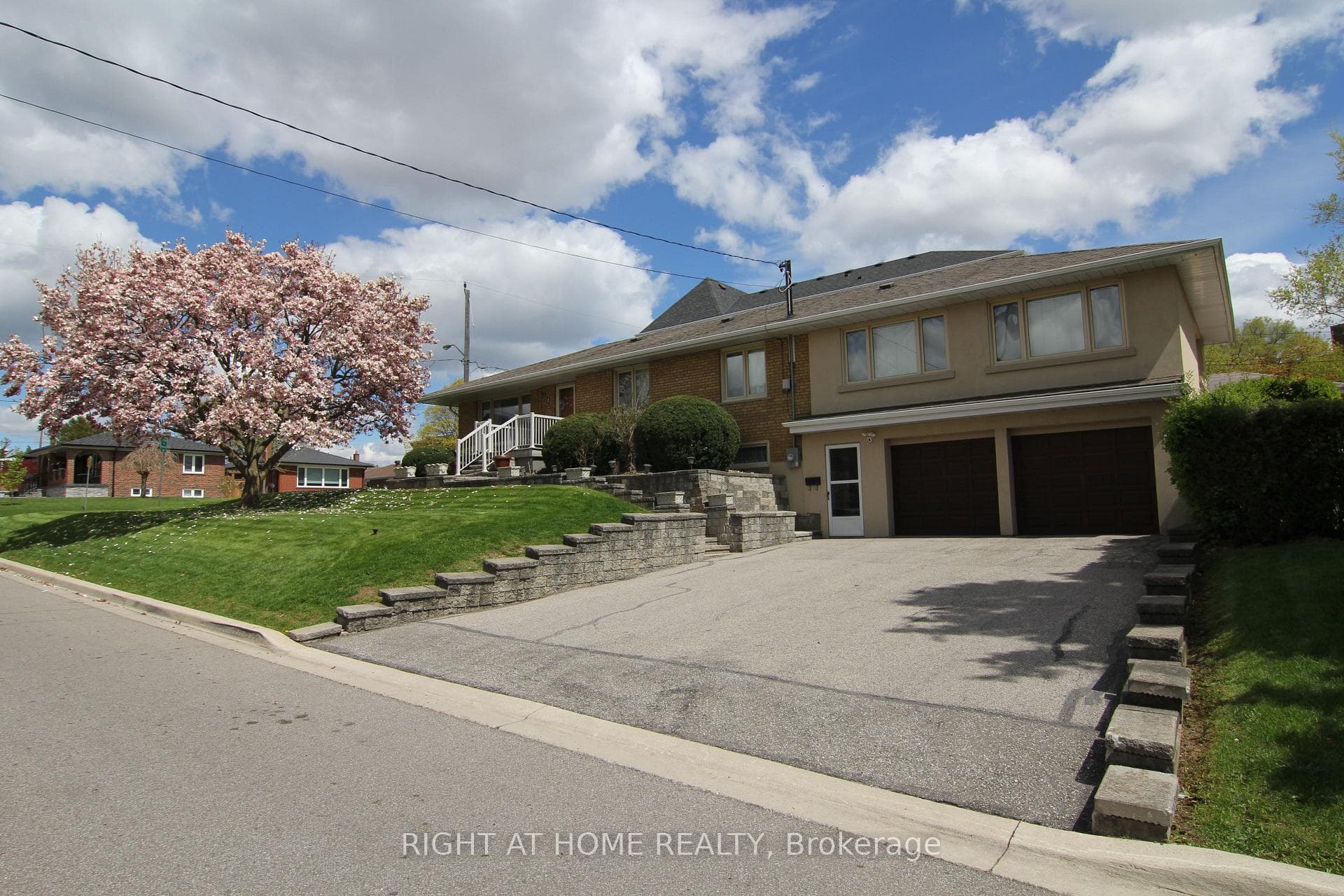2 Manresa Lane, York / Weston, ON M6L 1H4 - Photo 1