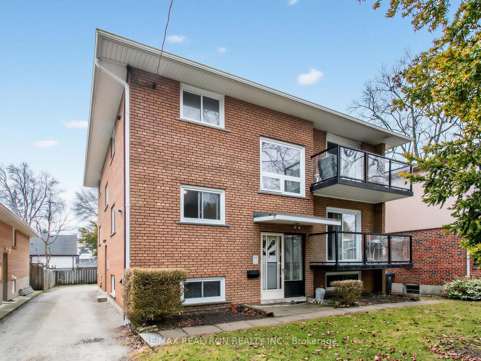 5 Hilo Road Unit 1, Liberty Village / Parkdale / South Parkdale, ON M8W 1L8 - Photo 1