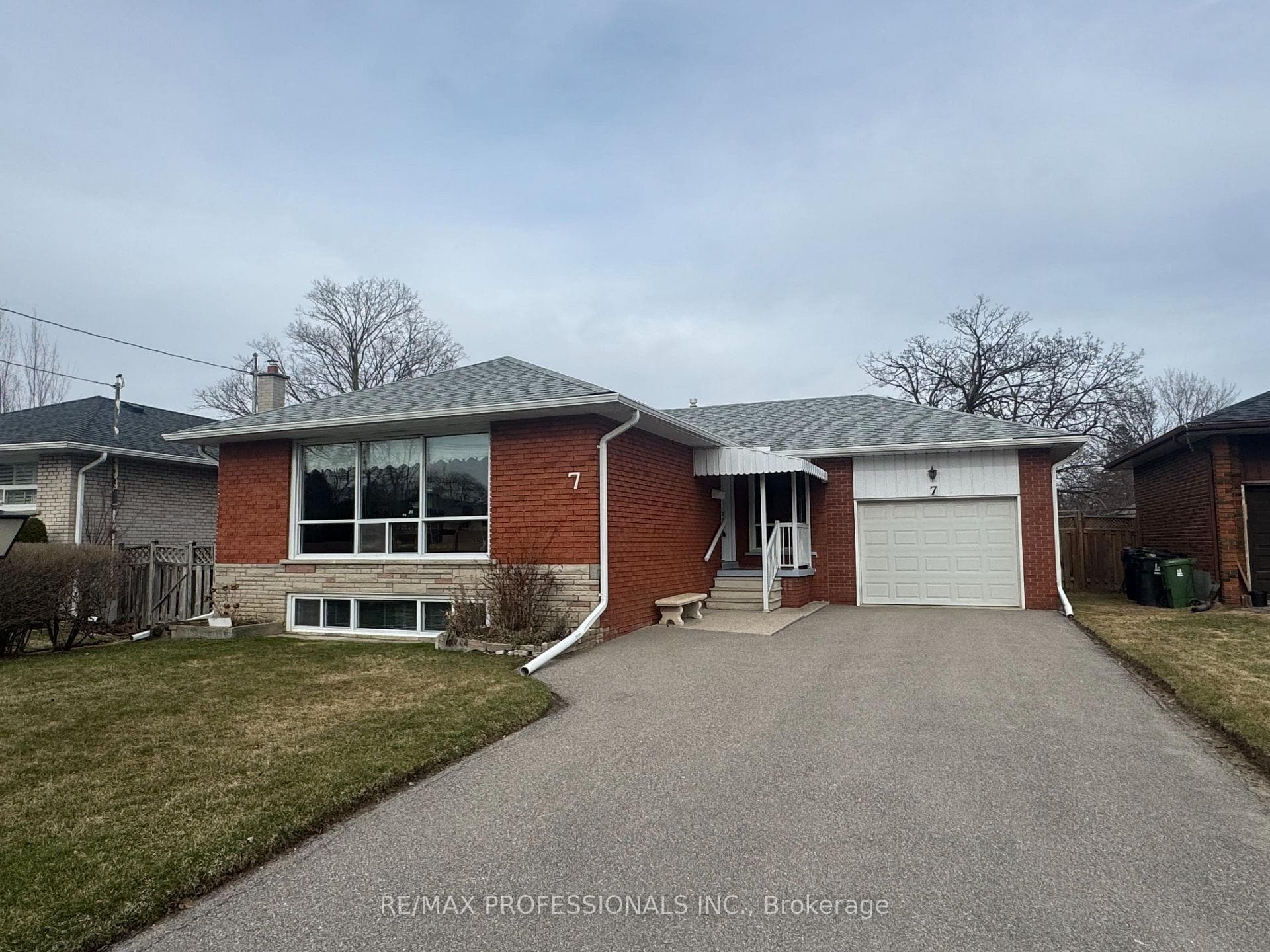 7 Pettit Drive, Etobicoke (Kingsview Village / Humber Heights), ON M9R 2W6 - Photo 1