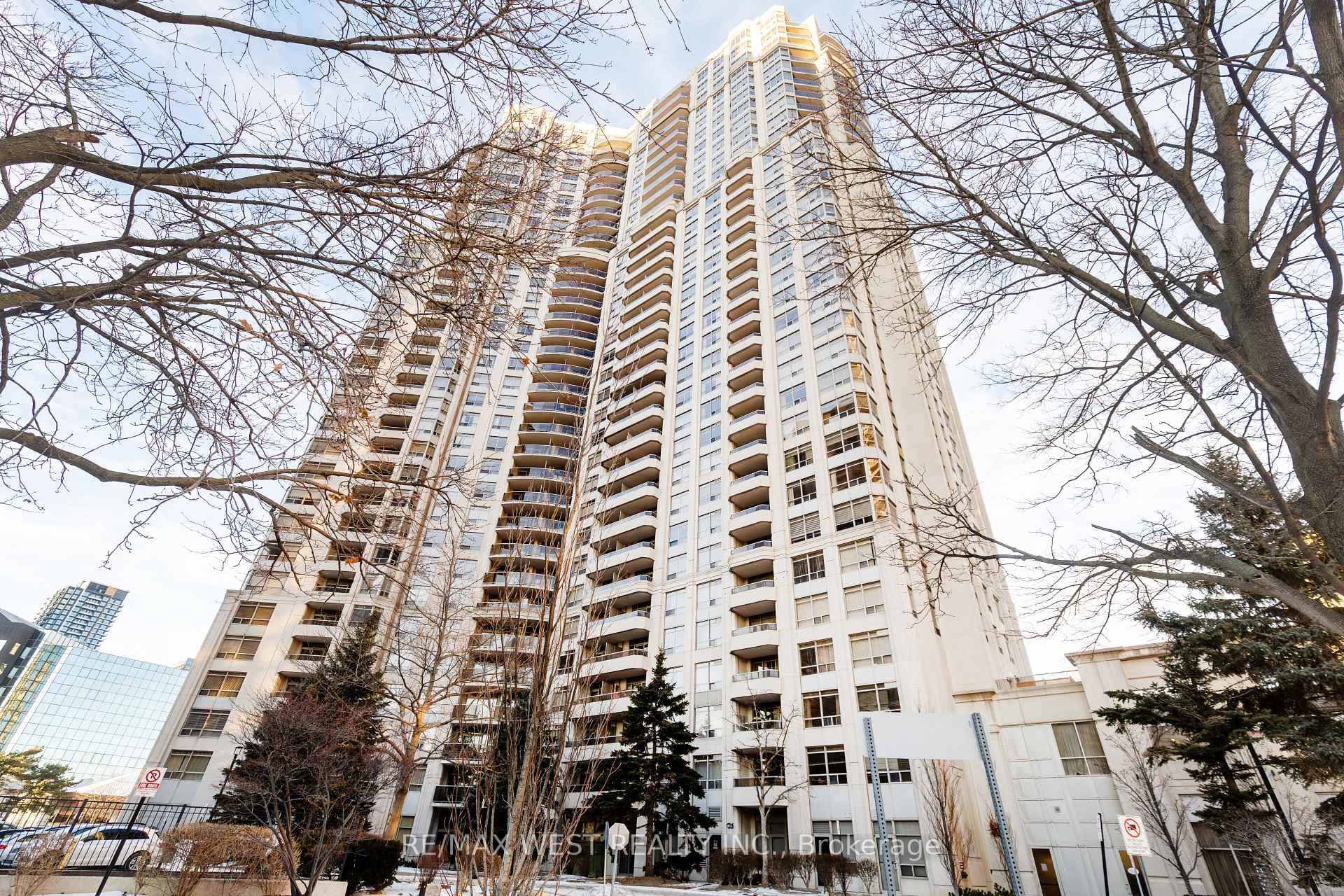 35 Kingsbridge Garden Circle Unit 902, Mississauga, ON L5R 3Z5 - Photo 1