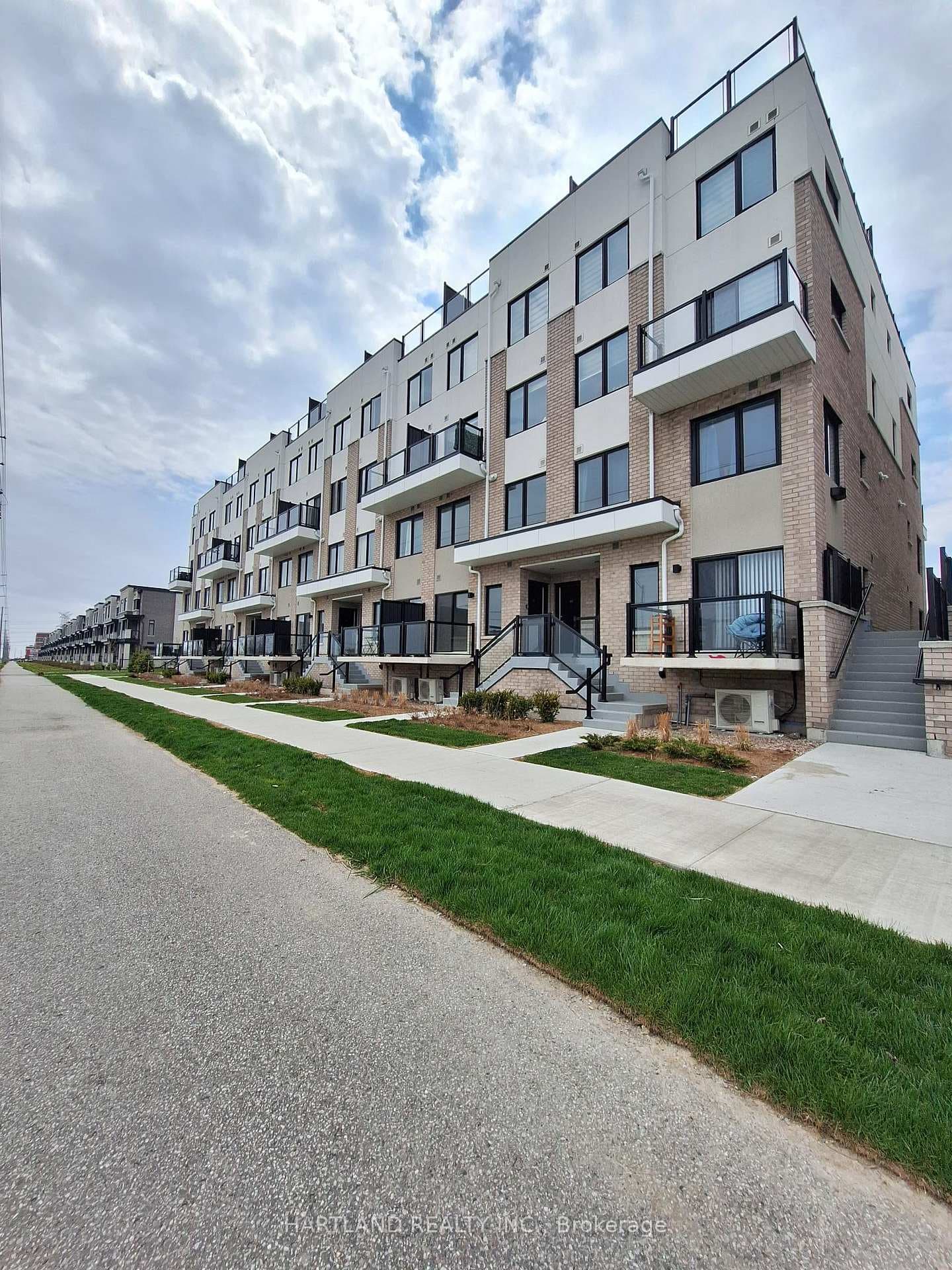 1695 Dersan Street Unit 304, Pickering