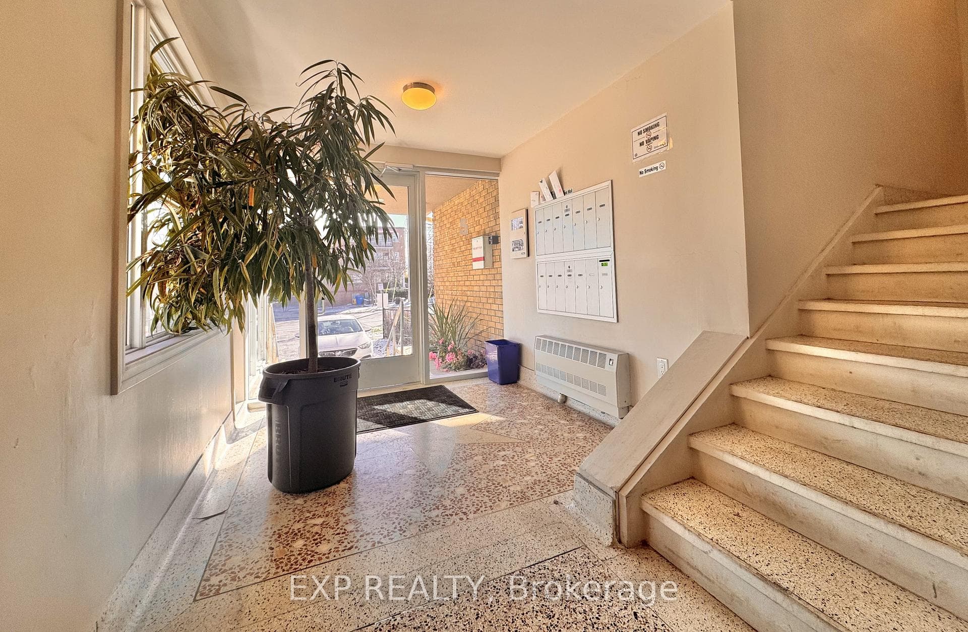 5 PAISLEY Boulevard Unit 204, Mississauga, ON L6A 1P3 - Photo 1