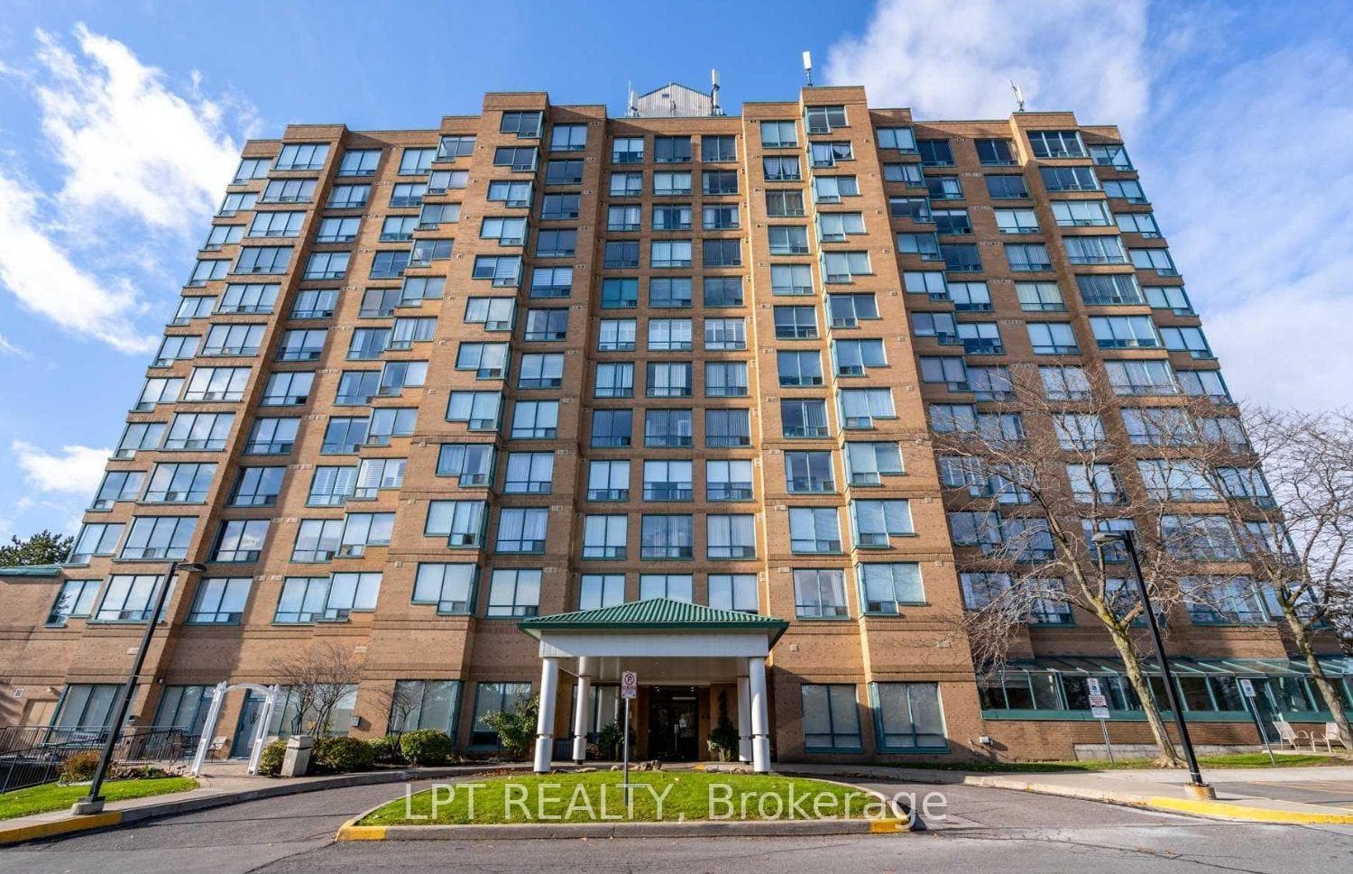 711 Rossland Road Unit 505, Whitby