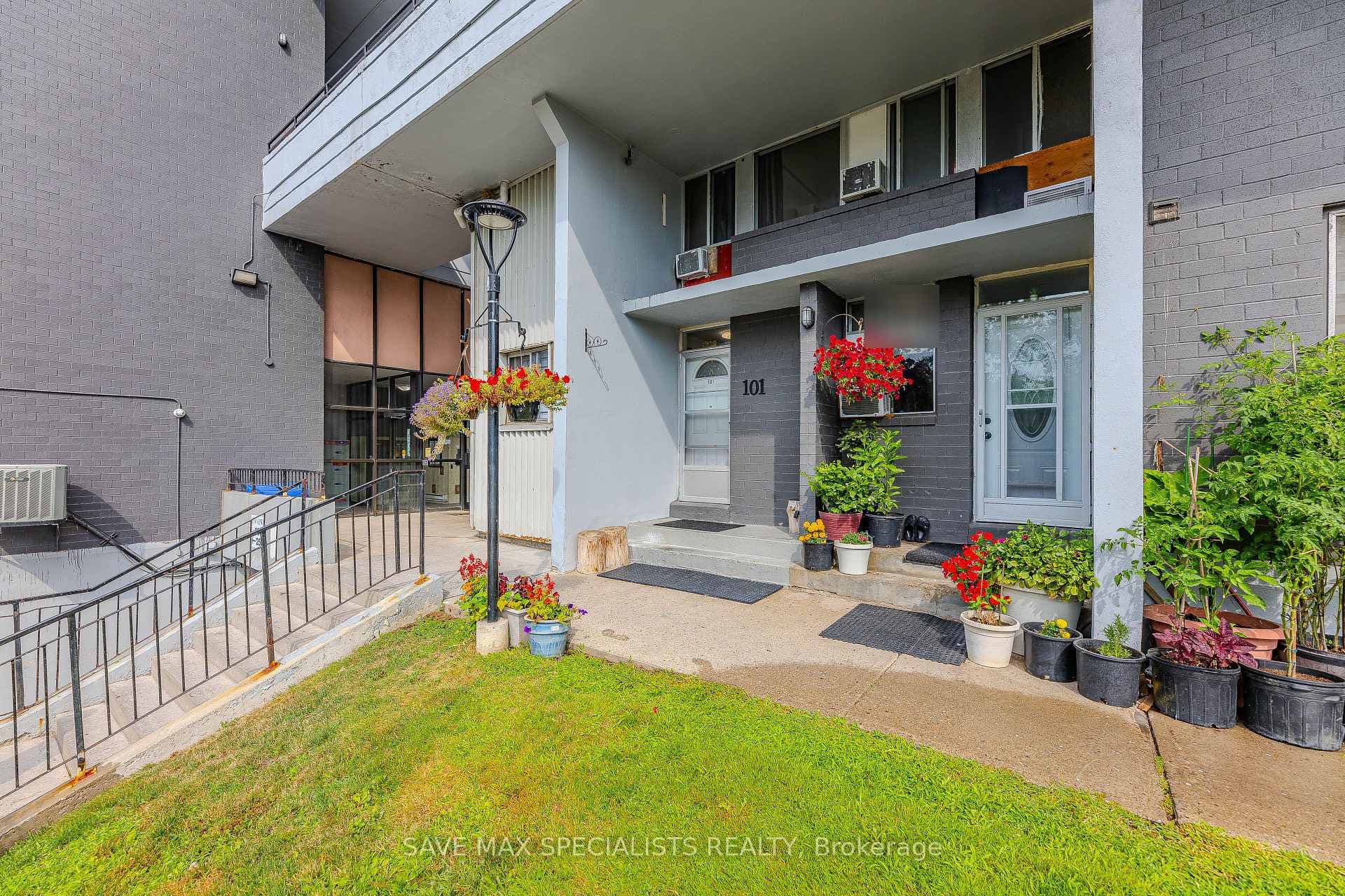 35 Sunny Glen Way Unit 101, Flemingdon Park / Don Mills, ON M3C 2Z5 - Photo 1