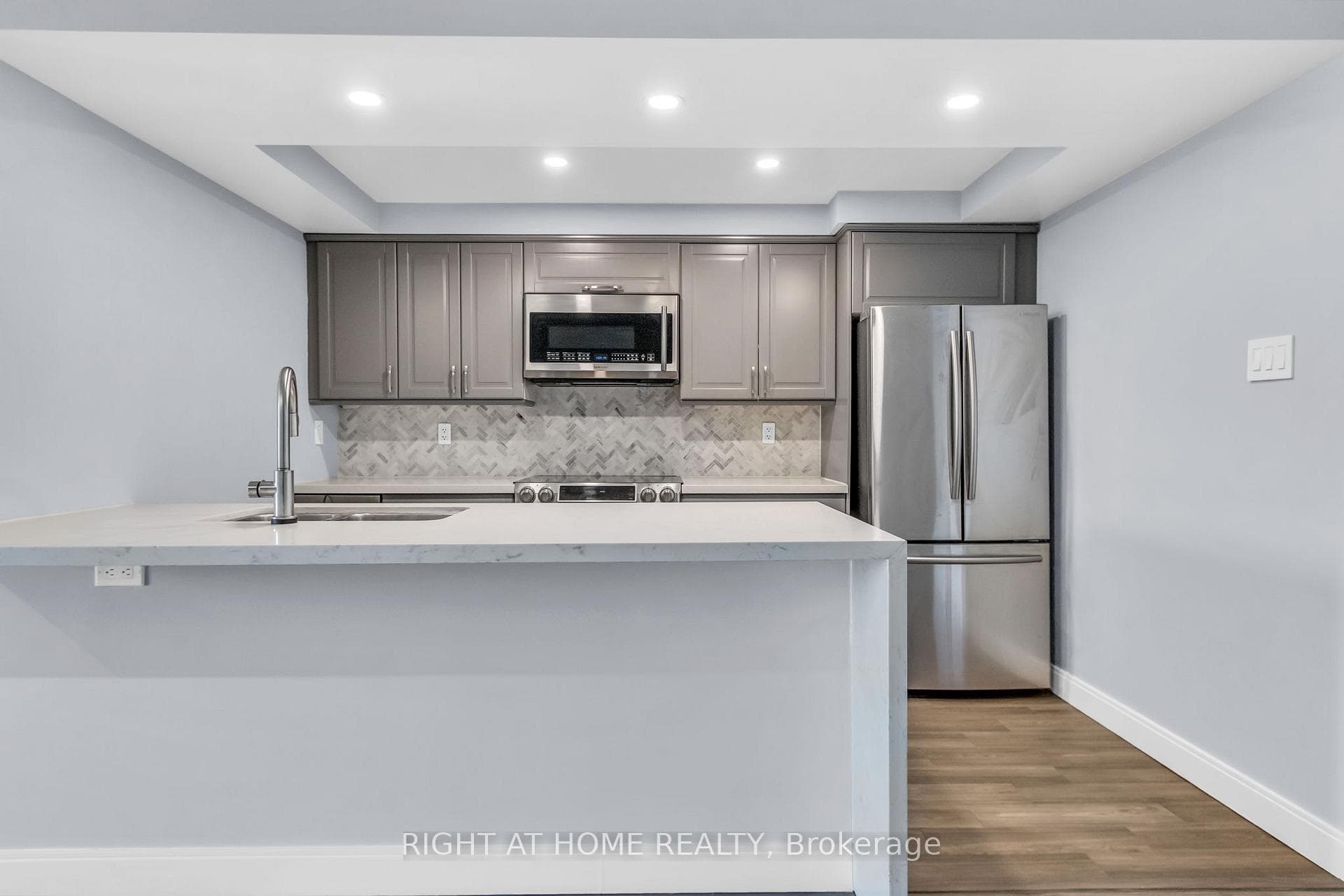 356 Mcrae Drive Unit 406, Flemingdon Park / Don Mills, ON M4G 4G4 - Photo 1