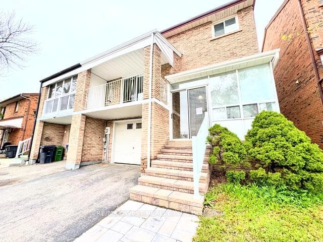26 Brownridge Crescent, Etobicoke (West Mall / Rexdale), ON M9V 4M5 - Photo 1