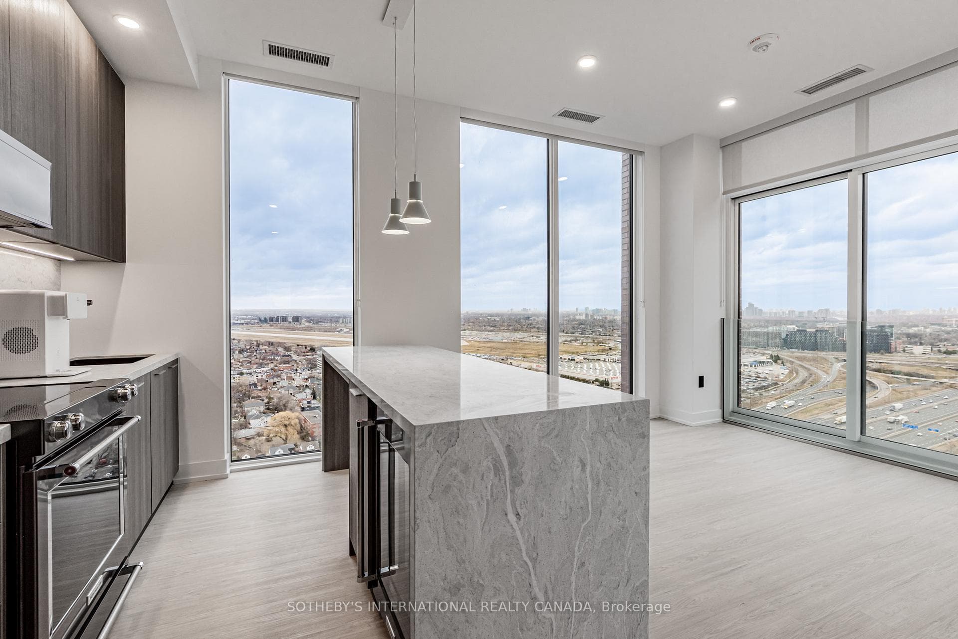 29 York Garden Way Unit 1903, York / Weston, ON M6A 2V1 - Photo 1