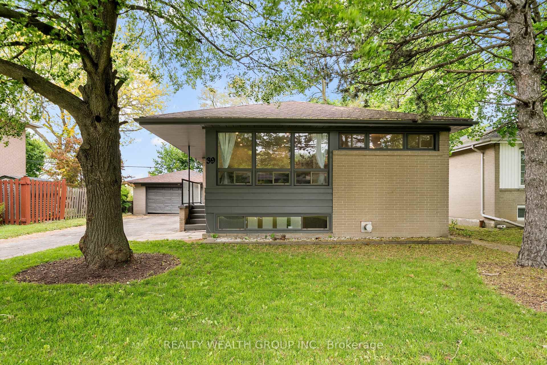 39 Treadgold Crescent, Don Mills / Parkwoods / Victoria Village, ON M3A 1X1 - Photo 1