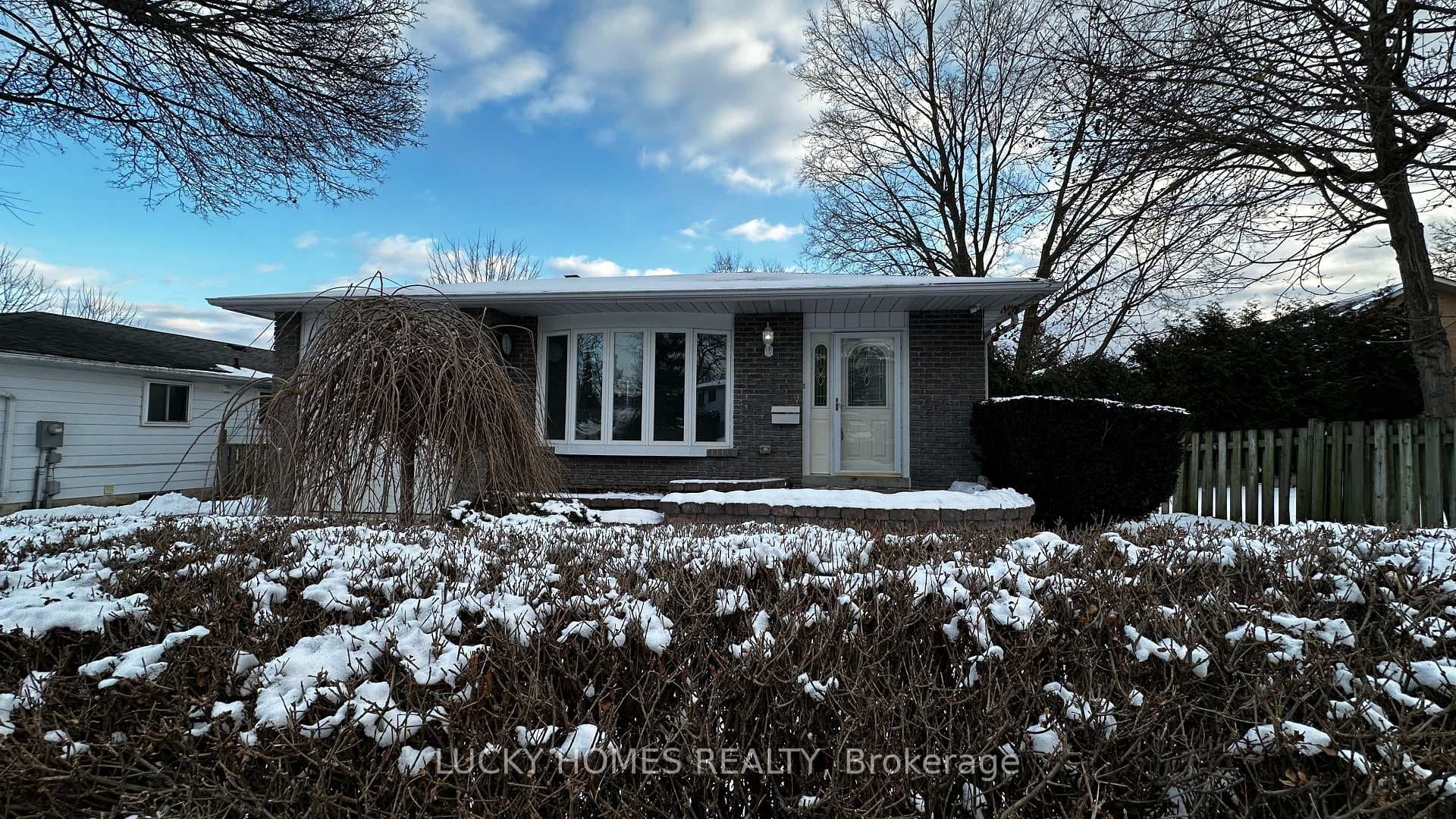 33 Vanstone Court Unit (Basement), Clarington, ON L1C 3V6 - Photo 1