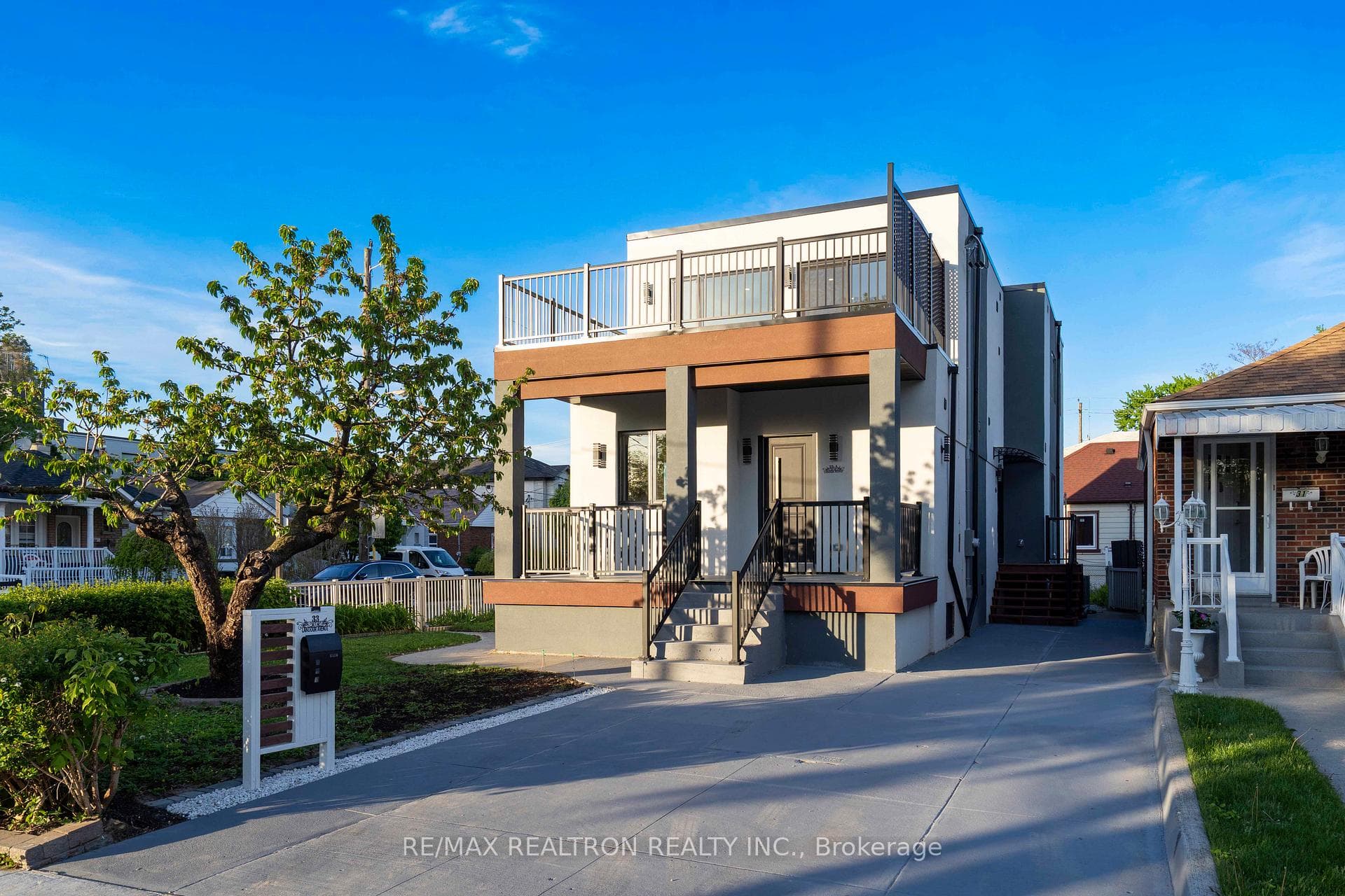 33 Landour Avenue, Keelesdale / Eglinton West, ON M6M 4J3 - Photo 1